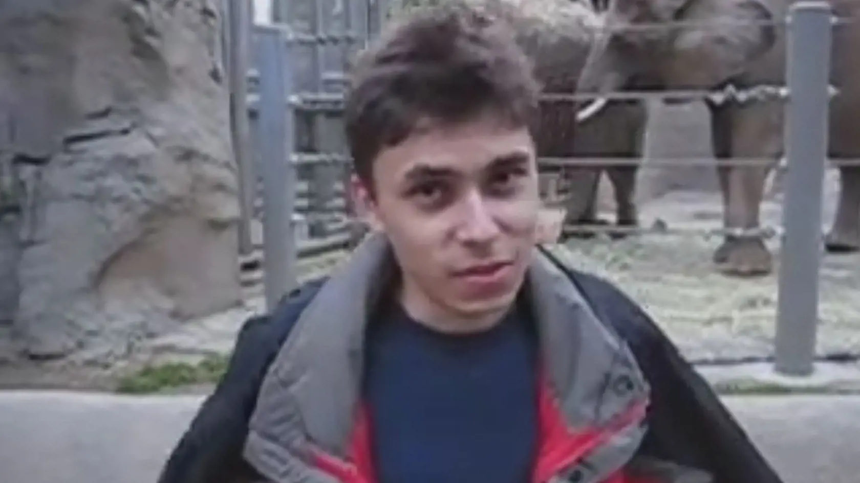 Možnosť nahrávania videí pridali v apríla 2005, keď zverejnili prvý záznam s názvom "Ja v zoo". Tento 19-sekundový klip, ktorý zachytáva Karima so slonmi v zoologickej záhrade v meste San Diego, má už medzičasom 348 miliónov pozretí. Počas nasledujúcich 20 rokov sa webová stránka youtube.com rozšírila oveľa viac, ako sa na začiatku počítalo.