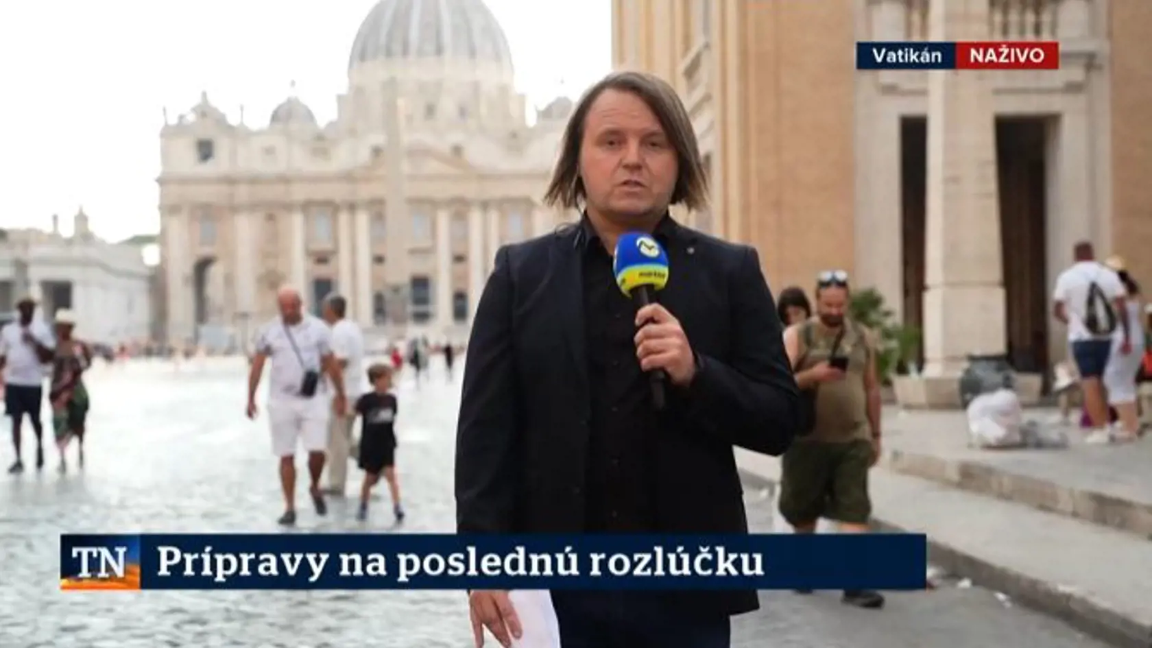 Markizácky redaktor Ján Tribula vo Vatikáne. Všetci diváci riešili jeho účes.