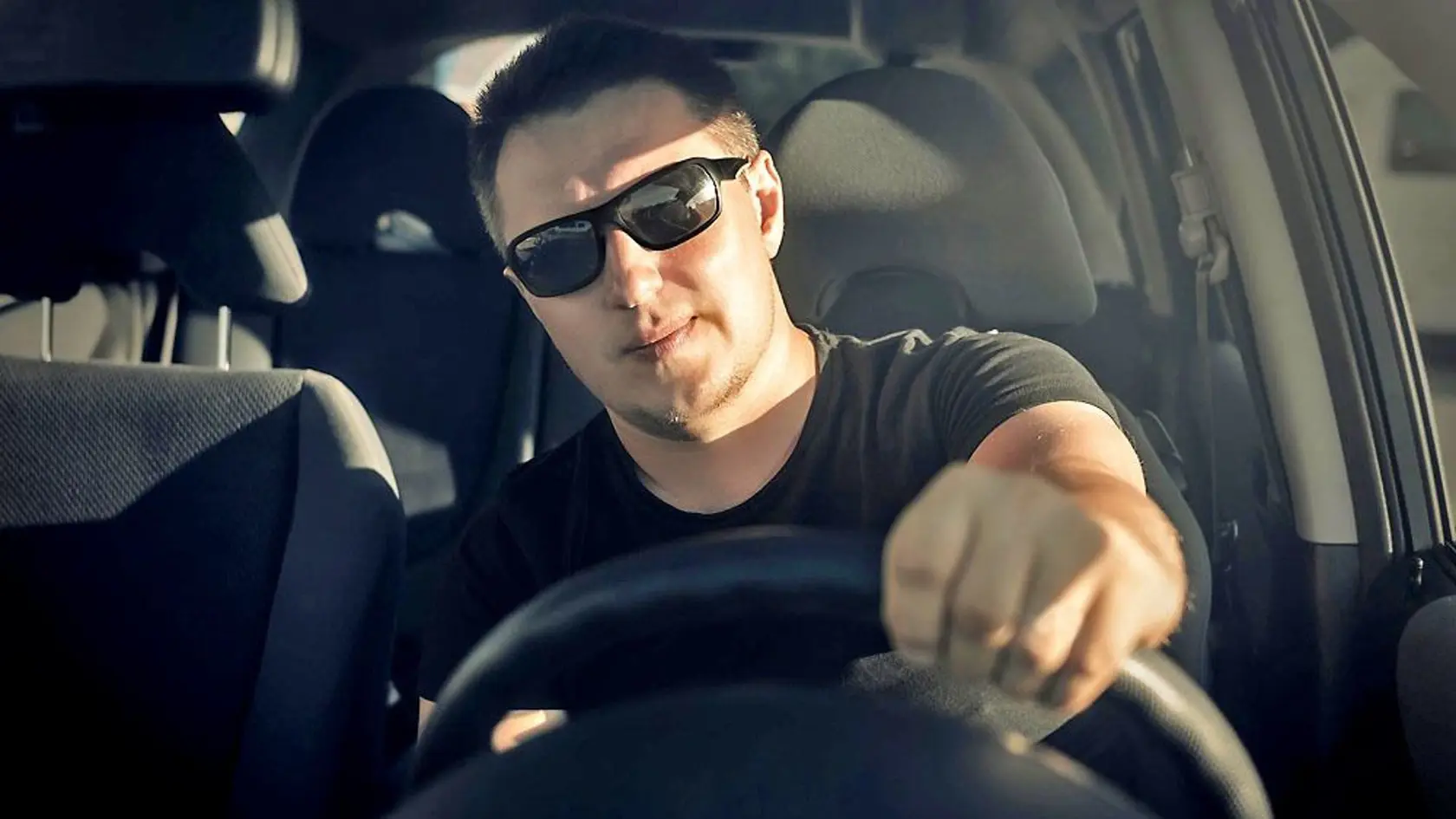 Vodiči by si mali dať merať zrak aspoň raz za dva roky. Dôležité sú však okrem dioptrických aj slnečné okuliare. Oslnenie slnkom spôsobí ročne desiatky dopravných nehôd. (Ilustračná snímka)