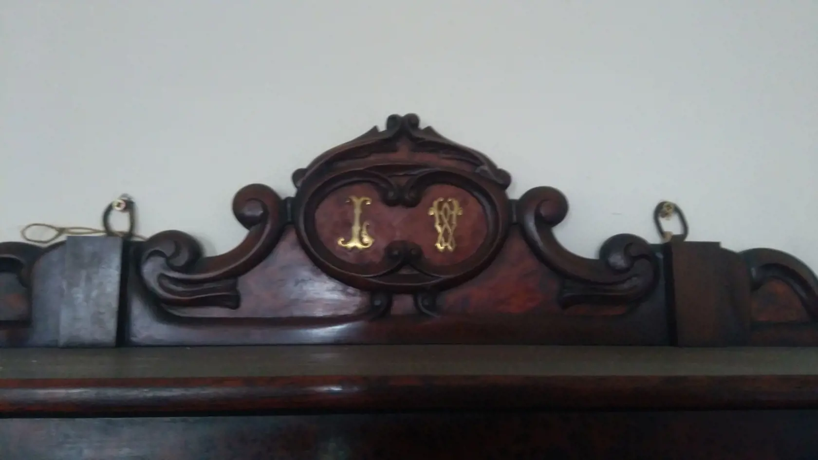 Monogram LW svedčí o tom, že vitrínu darovala Štefánikovi jedna z jeho osudových žien Louise Weiss.