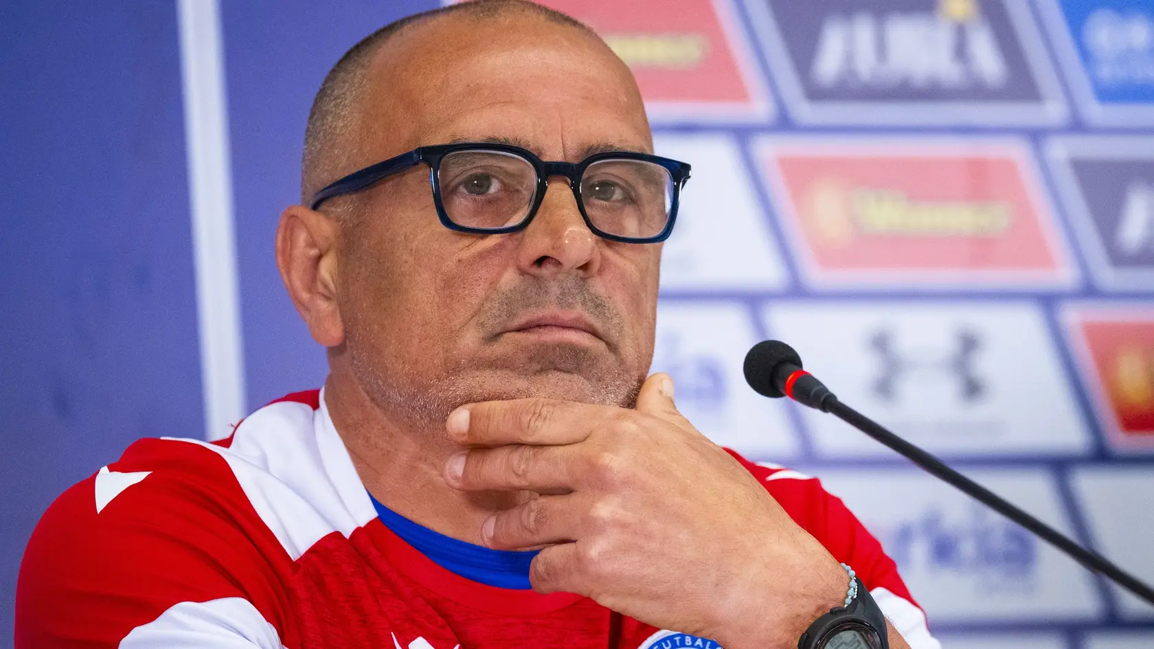 Na snímke tréner futbalovej reprezentácie SR Francesco Calzona počas tlačovej konferencie pred prípravným zápasom Izrael – Slovensko 9. júna 2025 v maďarskom Debrecíne. FOTO TASR – Jakub Kotian
