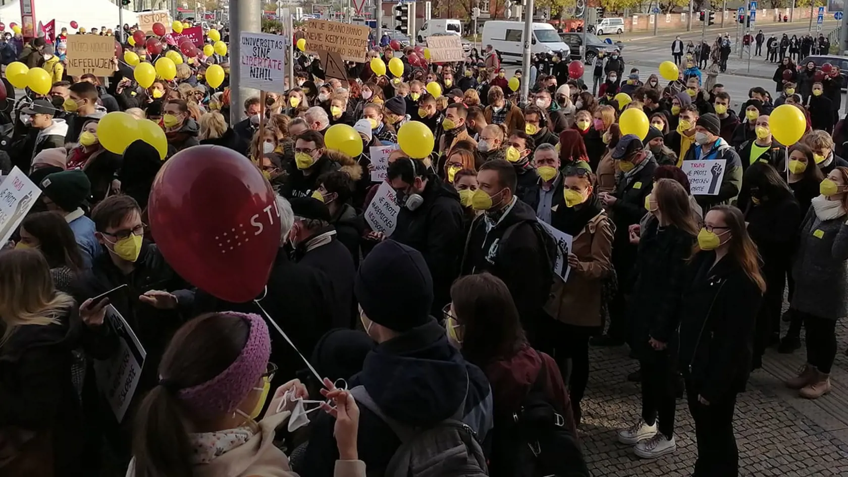 Protestu proti vysokoškolskému zákonu sa zúčastnilo množstvo študentov a učiteľov. Protestujúci sa presunuli na Námestie slobody.