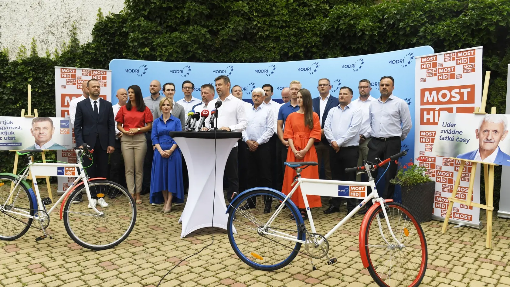 Predstavenie kandidátky a prvá etapa (aj bicyklovej) kampane strany Modrí, Most-Híd v Košiciach 30. júna 2023. Na snímke uprostred reční László Sólymos. FOTO TASR - František Iván