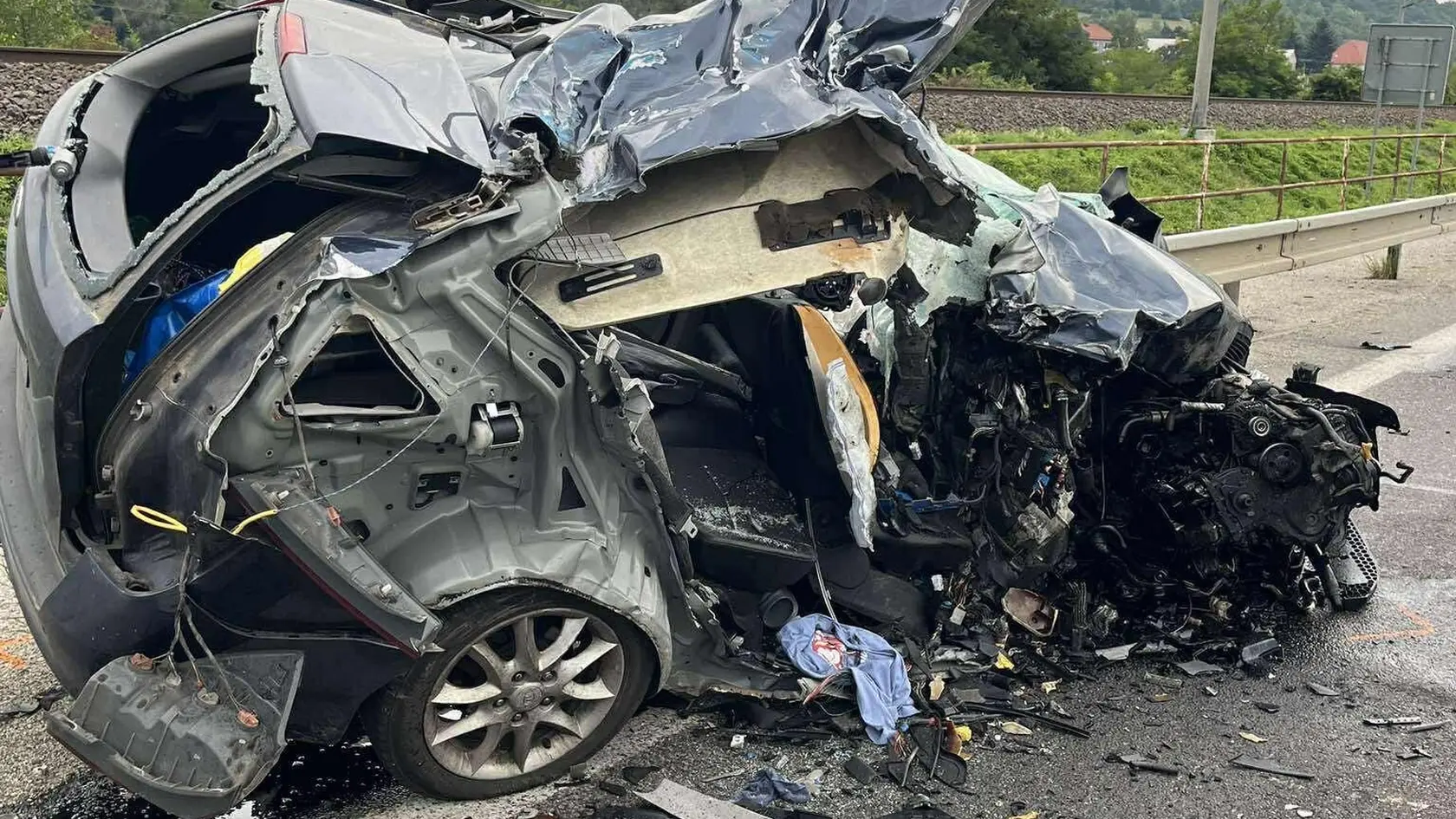 Pri zrážke s kamiónom v Kostolnej-Záriečí sa zranil vodič osobného auta.