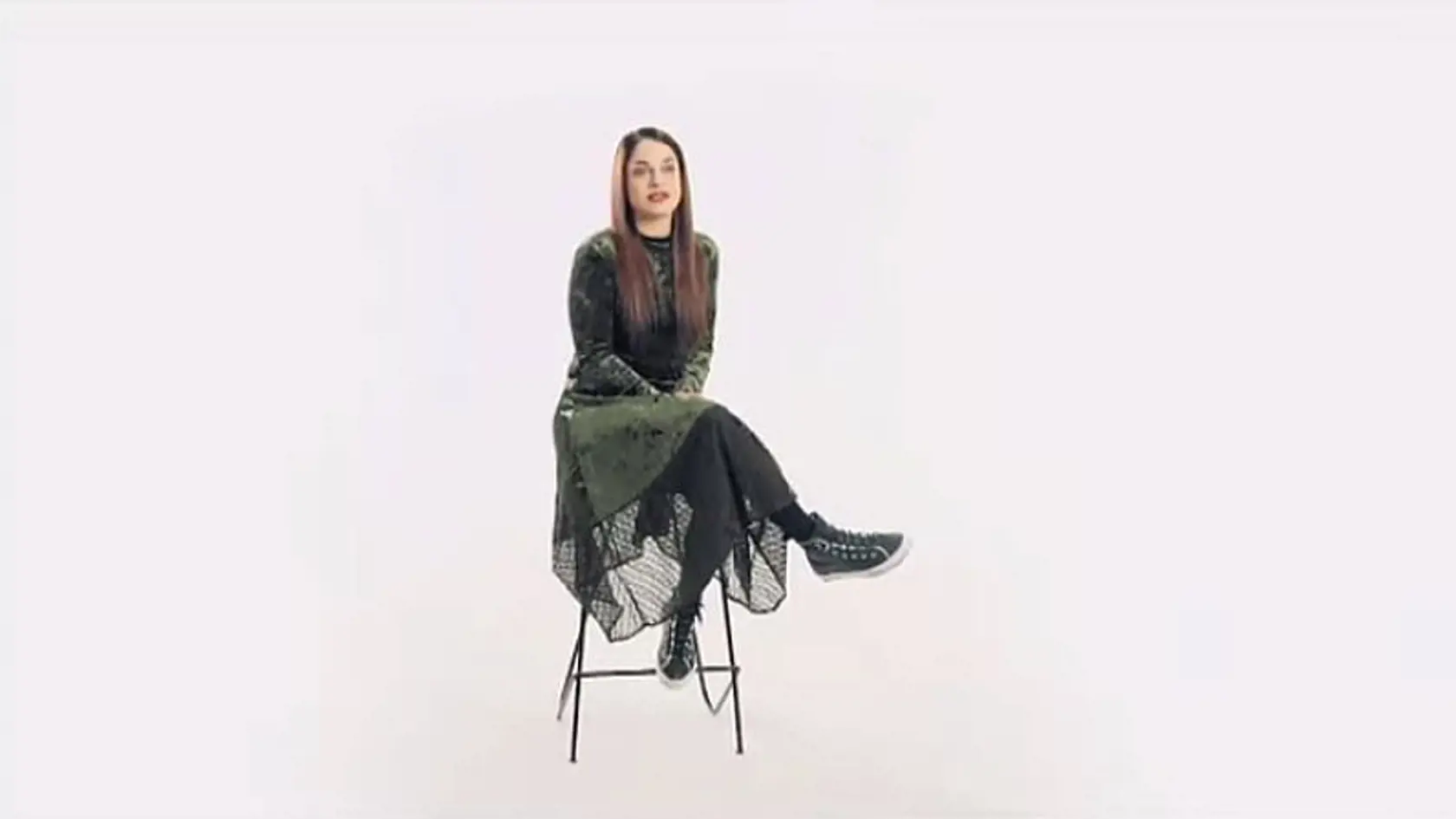 Sama na scéne.