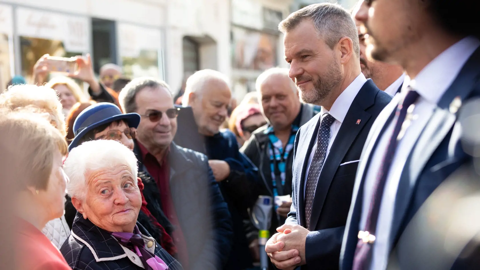 Na snímke prezident SR Peter Pellegrini diskutuje so staršou ženou počas slávnostného pripomenutia si 106. výročia podpísania Martinskej deklarácie v stredu 30. októbra 2024 v Martine. FOTO TASR - Daniel Stehlík