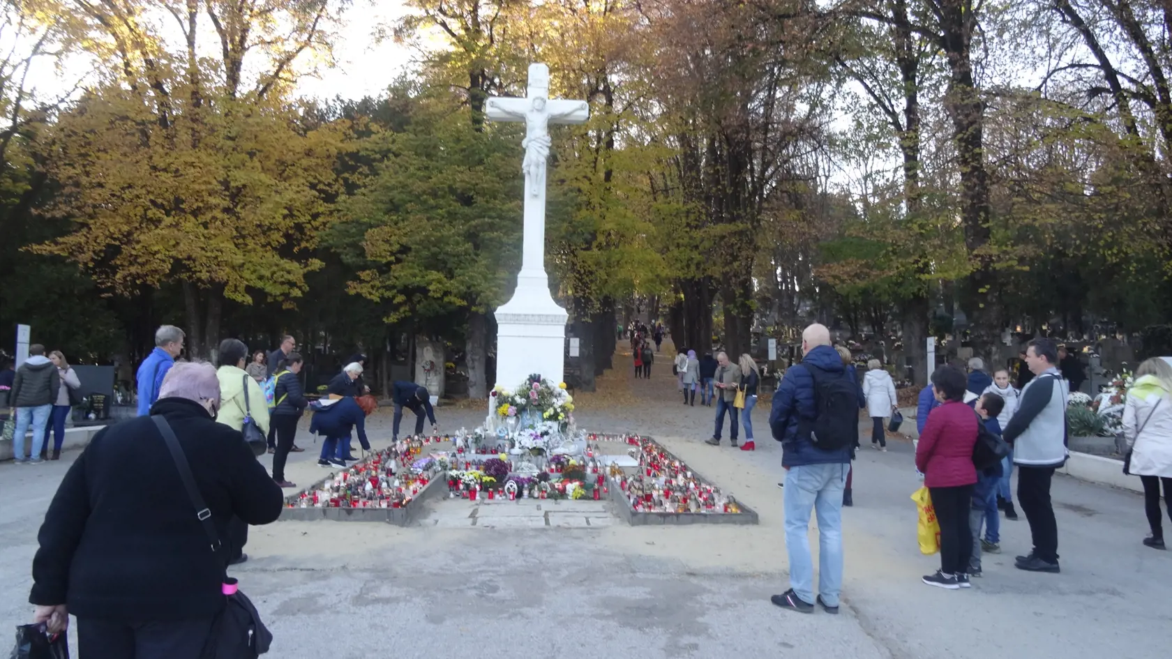 Atmosféra Dušičiek pri hlavnom cintorínskom kríži na Verejnom cintoríne v Košiciach. Ľudia pri odchode zvyknú sa zastaviť pri kríži, aby zapálili sviečku za tých, ktorých hroby nikto nenavštívi, ale aj za svojich príbuzných, ktorí nie sú pochovaní v Košiciach a na ich miesta posledného odpočinku nepôjdu.