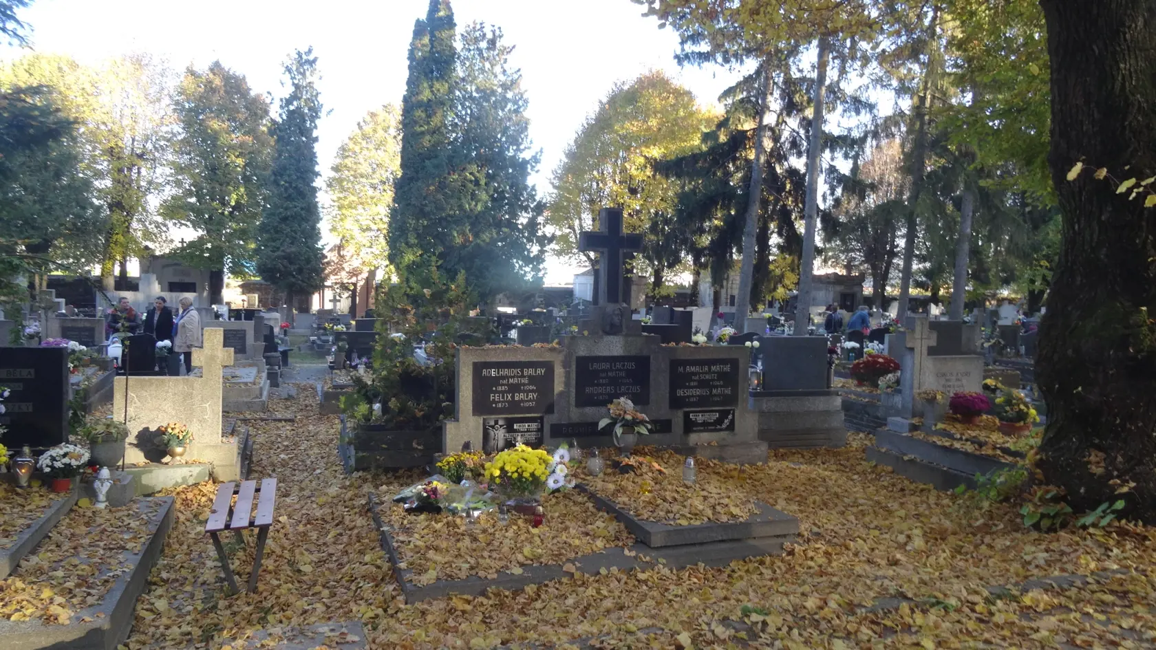 Mnohé hroby boli plné listia.