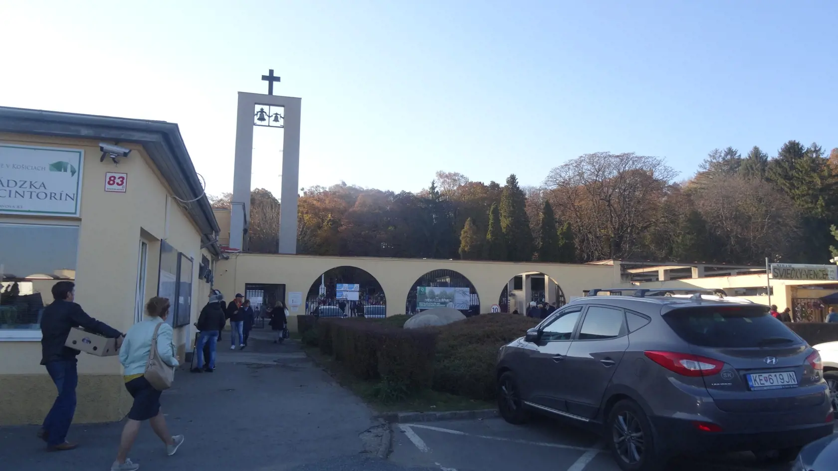 Hlavný vstup do Verejného cintorína v Košiciach. Vľavo je správa cintorín. Informovať o mieste posledného odpočinku herečky nesmú.