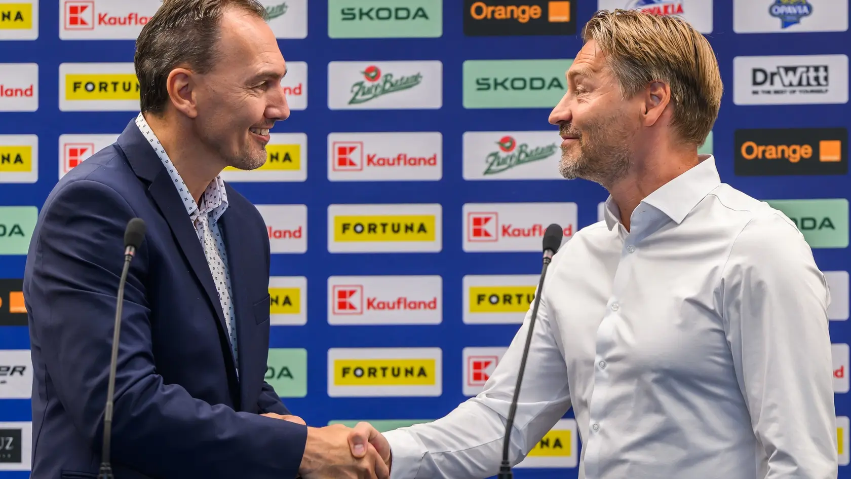 Na snímke zľava prezident Slovenského zväzu ľadového hokeja (SZĽH) Miroslav Šatan a nový tréner slovenskej hokejovej reprezentácie Vladimír Országh si podávajú ruky počas tlačovej konferencie SZĽH s novým trénerom reprezentácie v Bratislave 23. júla 2025.  FOTO TASR - Jaroslav Novák