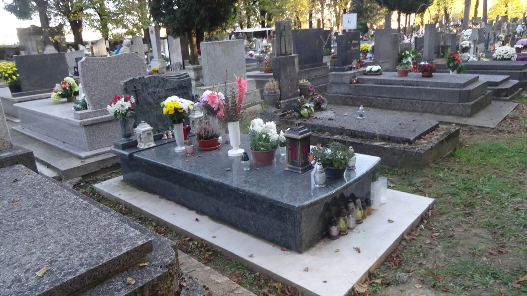 Na hrobe bolo niekoľko kytíc zo živých kvetov.