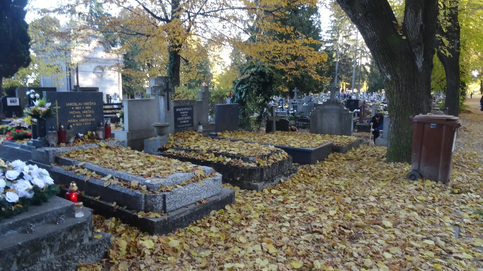 Mnohí z tých, ktorých hroby príbuzných sú pod stromami netajili nespokojnosť so zasypanými chodníkmi i hrobmi na najväčšom košickom cintoríne.