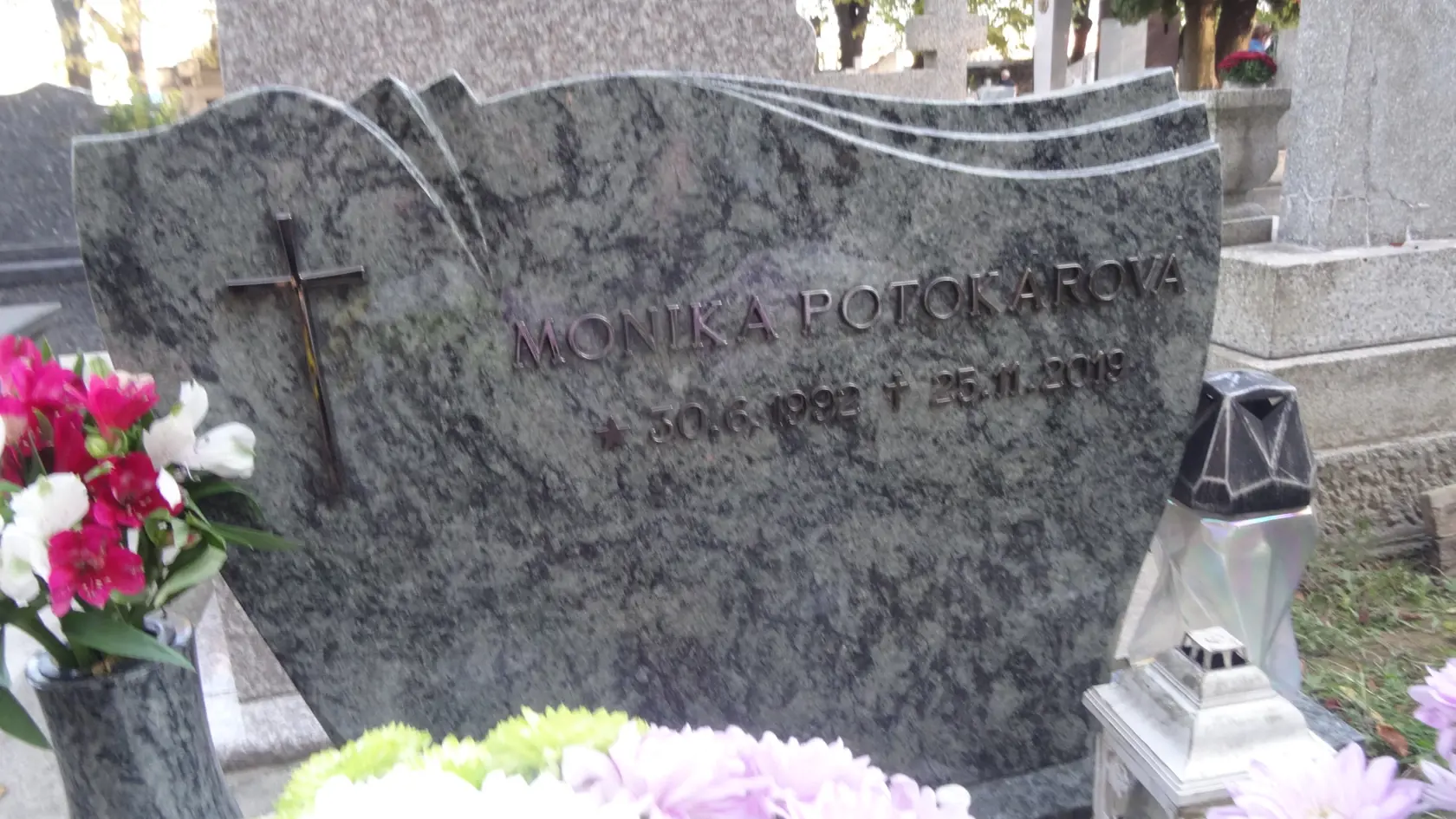 Náhrobok hrobu Moniky Potokárovej je ponurí a meno takmer nečitateľné. Písmená nie sú zlaté, ako býva zvykom na ostatných hroboch.