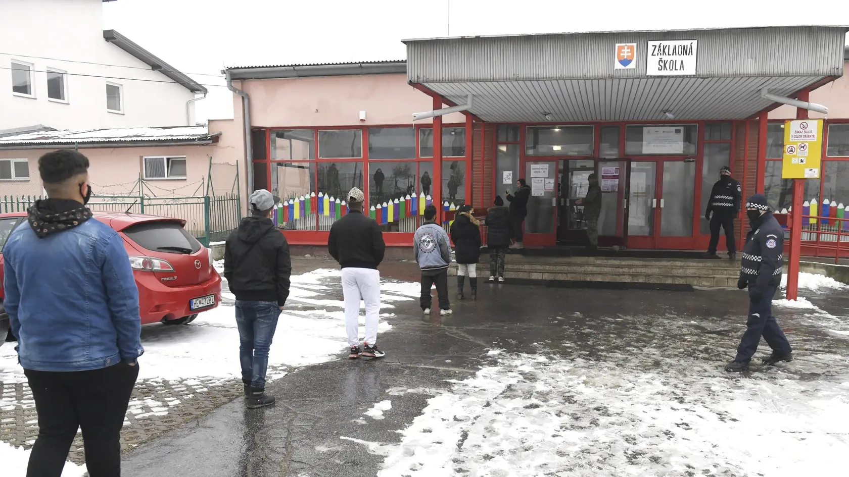 V Košiciach pokračuje od 29.1. bezplatné skríningové testovanie obyvateľov antigénovými testami. Na snímke odberné miesto v základnej škole na rómskom sídlisku Luník IX v Košiciach 29. januára 2021. FOTO TASR – František Iván 