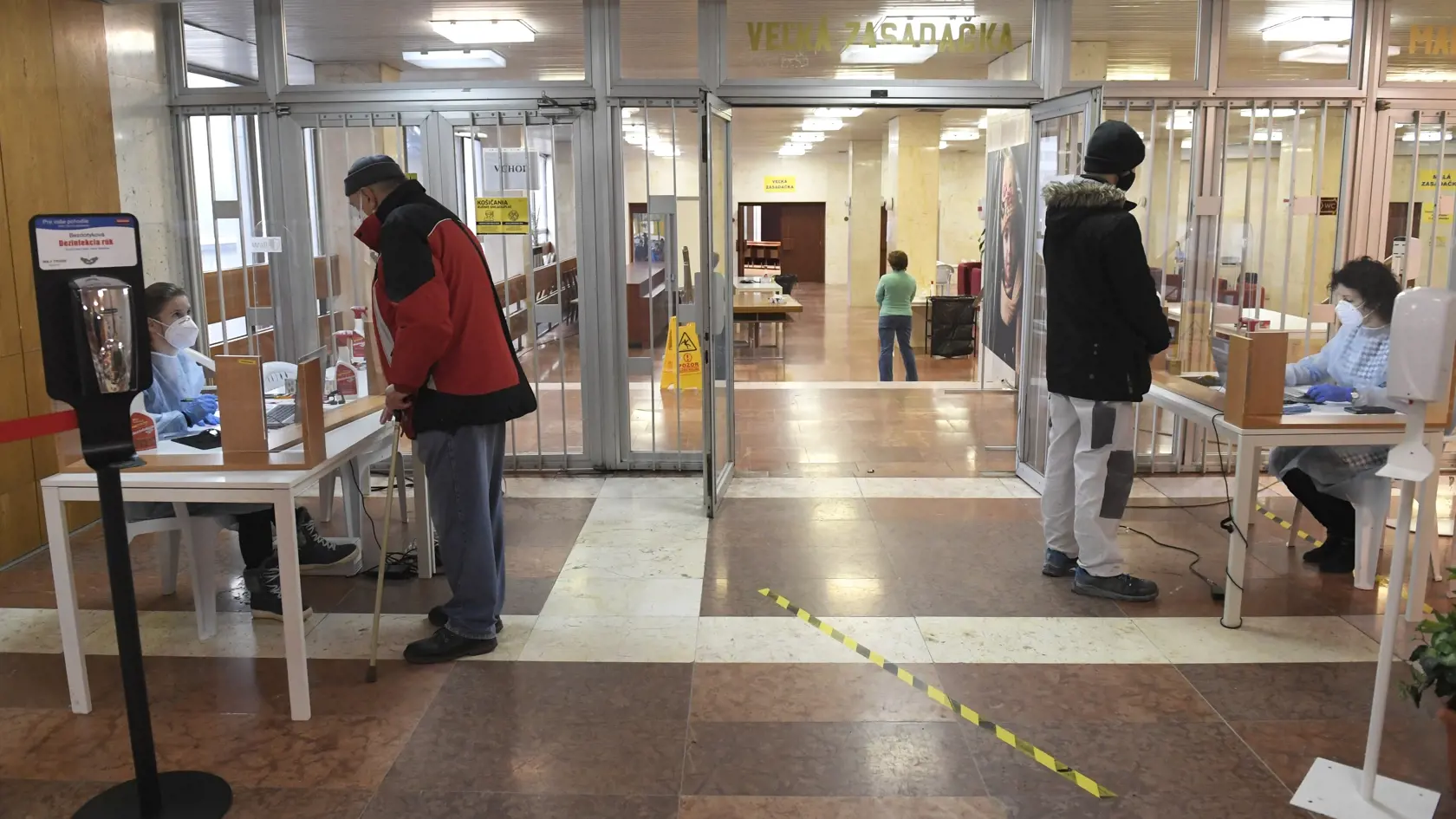 Od stredy 3. 2. do nedele 7. 2. potrebujú obyvatelia viacerých okresov na vstup do zariadení, vrátane škôl a školských zariadení, negatívny PCR alebo antigénový test vykonaný najneskôr od 27. januára 2021. Výnimku z testu majú deti do desať rokov alebo ľudia nad 65 rokov. Platia aj ďalšie výnimky. Na snímke odberové miesto na antigénové testovanie na košickom magistráte 3. februára 2021. FOTO TASR – František Iván