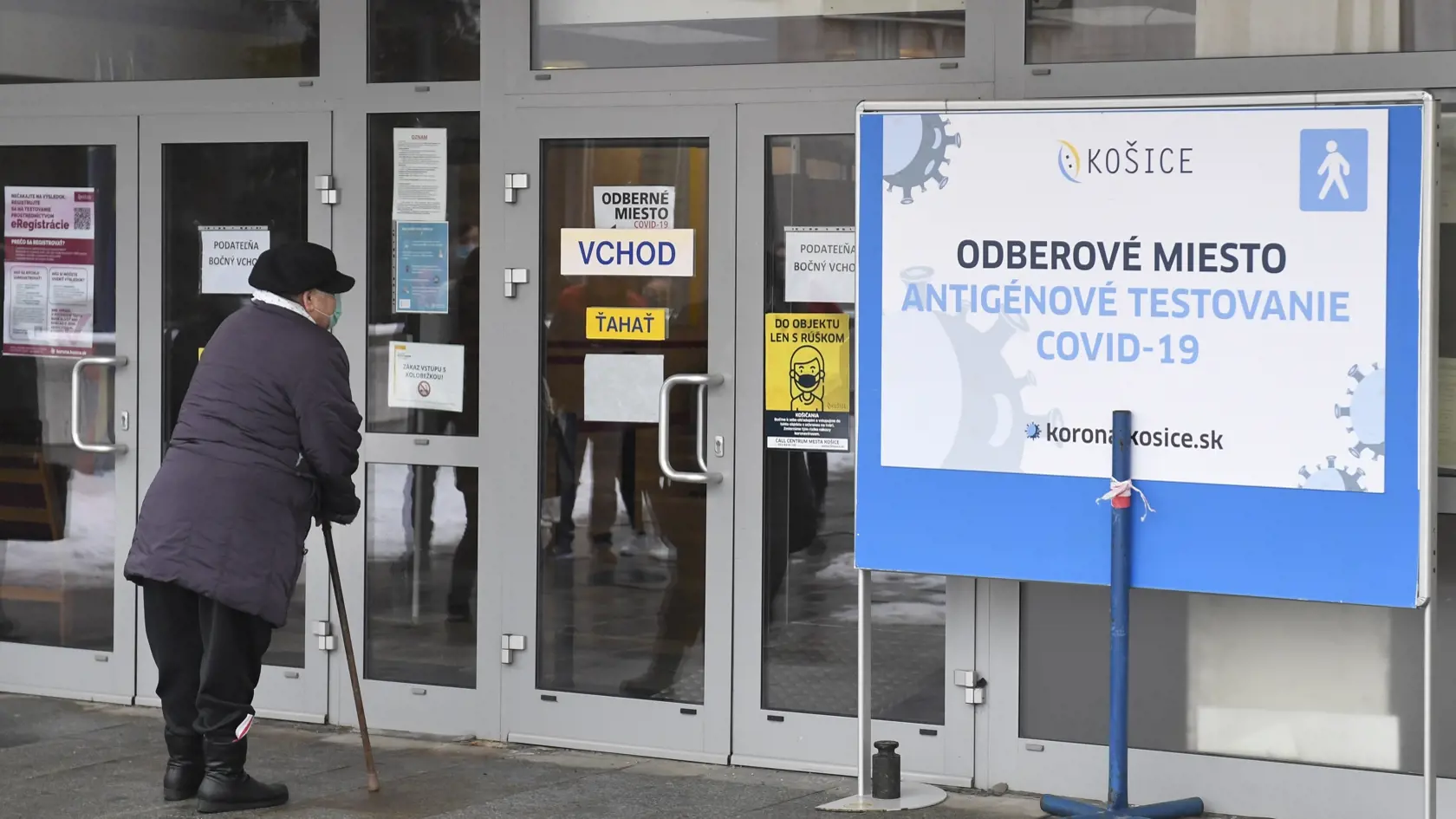 Od stredy 3. 2. do nedele 7. 2. potrebujú obyvatelia viacerých okresov na vstup do zariadení, vrátane škôl a školských zariadení, negatívny PCR alebo antigénový test vykonaný najneskôr od 27. januára 2021. Výnimku z testu majú deti do desať rokov alebo ľudia nad 65 rokov. Platia aj ďalšie výnimky. Na snímke odberové miesto na antigénové testovanie na košickom magistráte 3. februára 2021. FOTO TASR – František Iván