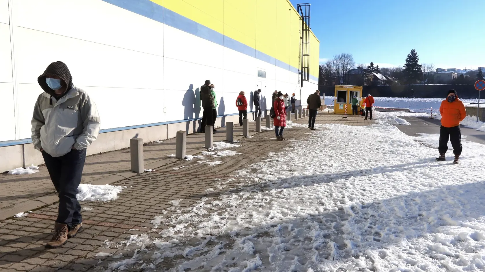 Mesto Zvolen už plošne netestuje svojich obyvateľov na ochorenie COVID-19. Záujemcovia sa môžu testovať podľa potreby v súkromných mobilných odberových miestach, ktorých je k dispozícii desať. Okres Zvolen aktuálne patrí podľa COVID automatu do tretieho stupňa varovania. Na snímke mobilné odberové miesto na antigénové testovanie na ochorenie Covid-19 na parkovisku pred bývalou Hypernovou vo Zvolene 14. februára 2021. FOTO TASR - Ján Krošlák