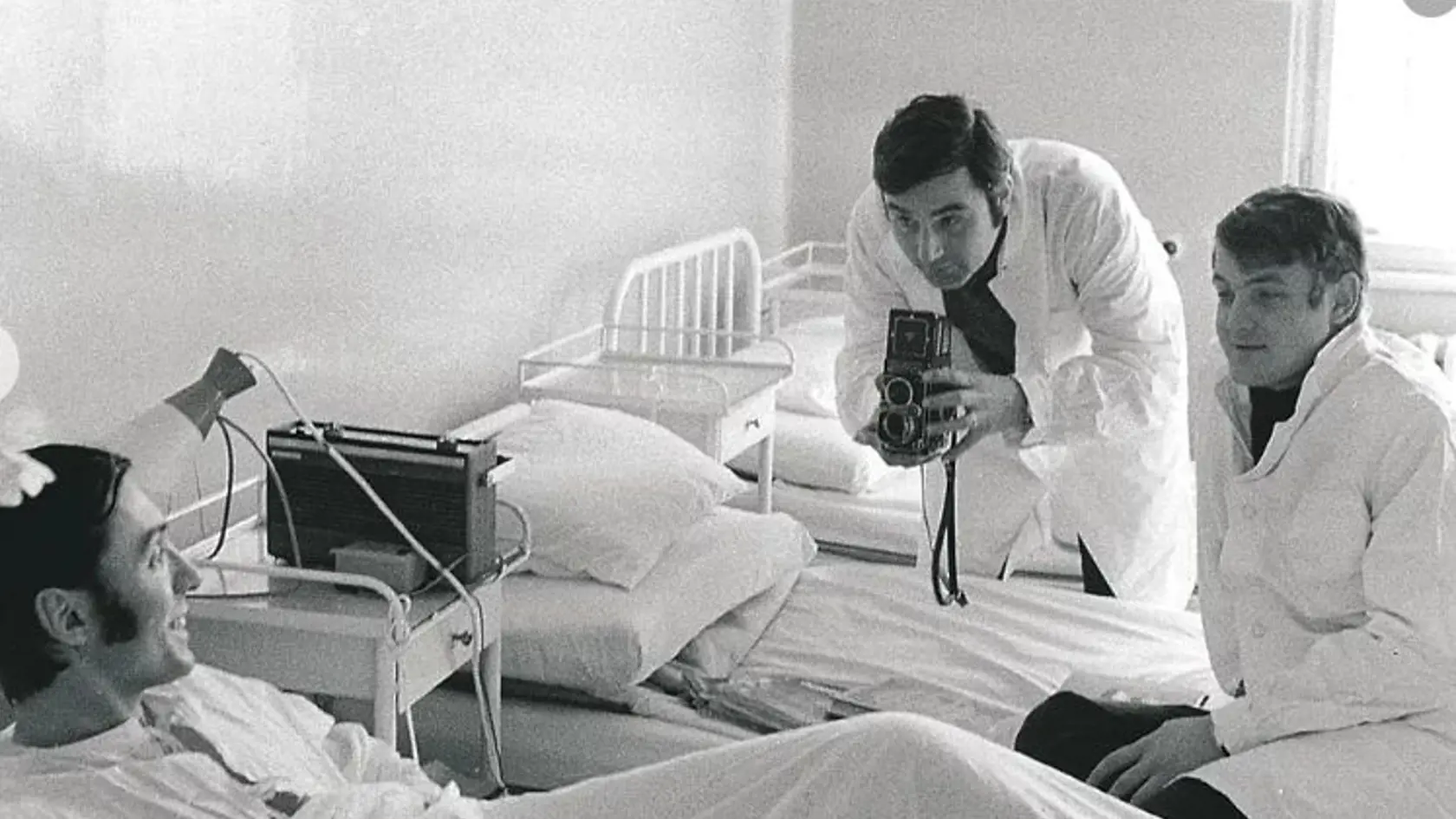 Gott v čase, keď ležal v nemocnici s podozrením, že má žltačku. Prišiel ho pozrieť Ladislav Štaidl (vpravo) i známy fotograf Stanislav Tereba.