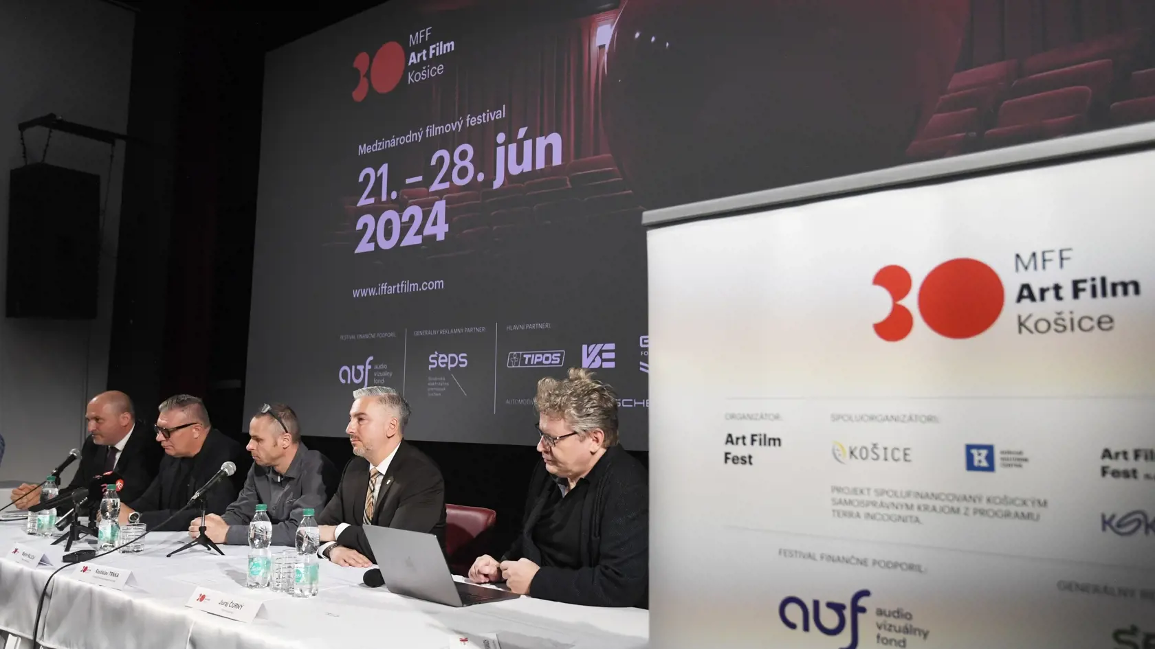 Na snímke zľava primátor Košíc Jaroslav Polaček, producent festivalu Ján Kováčik, umelecký riaditeľ festivalu Martin Palúch, predseda KSK Rastislav Trnka a hovorca festivalu Juraj Čurný počas tlačovej konferencie organizačného tímu MFF Art Film Košice 2024 v Košiciach 6. júna 2024. FOTO TASR – František Iván