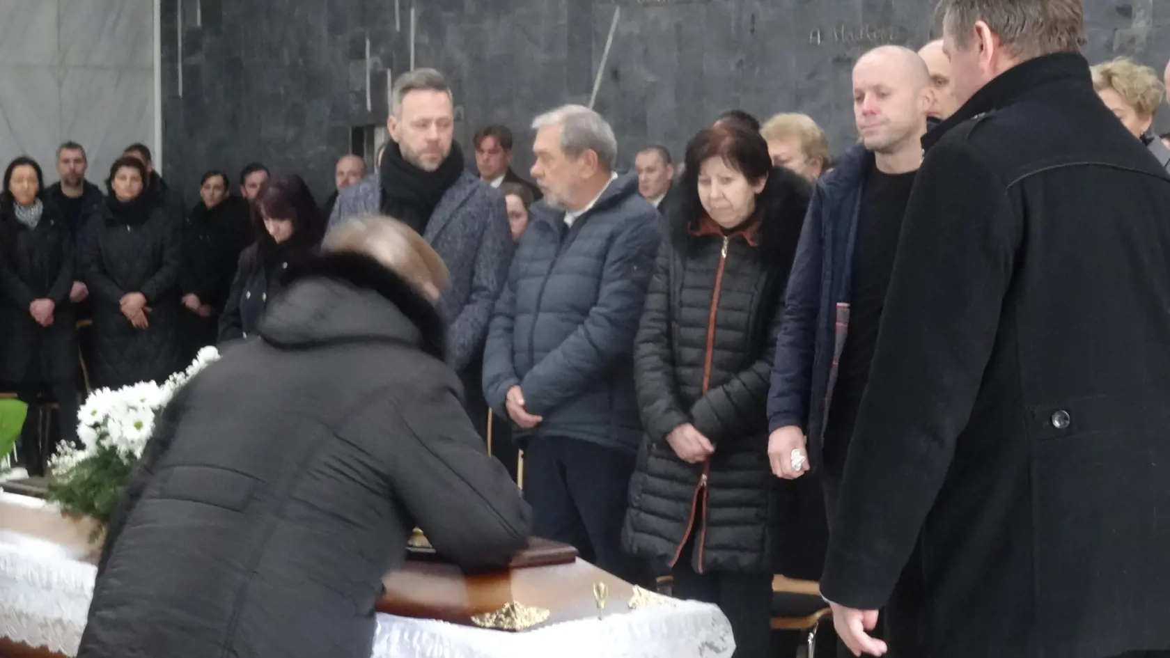 Rozlúčka najbližších pri rakve tesne pred jej odvozom do Košíc.