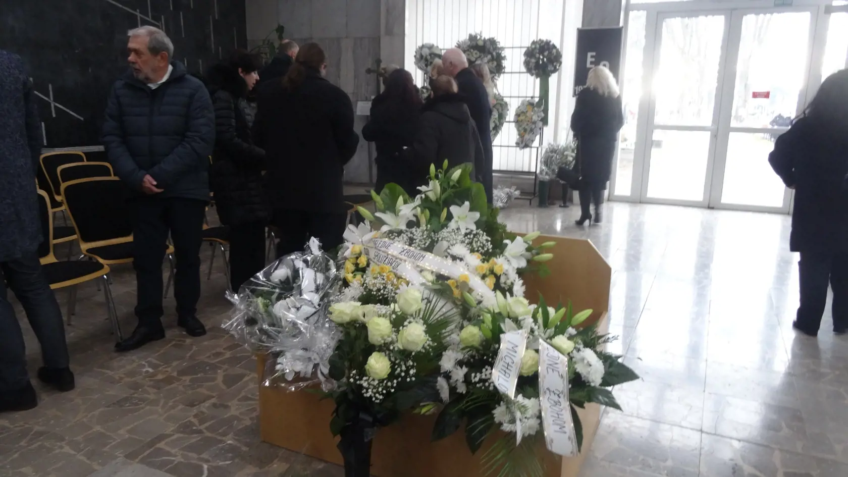 Na niektorých stuhách okrem tradičného "Posledné zbohom" boli aj odkazy plné lásky, úcty a smútku.