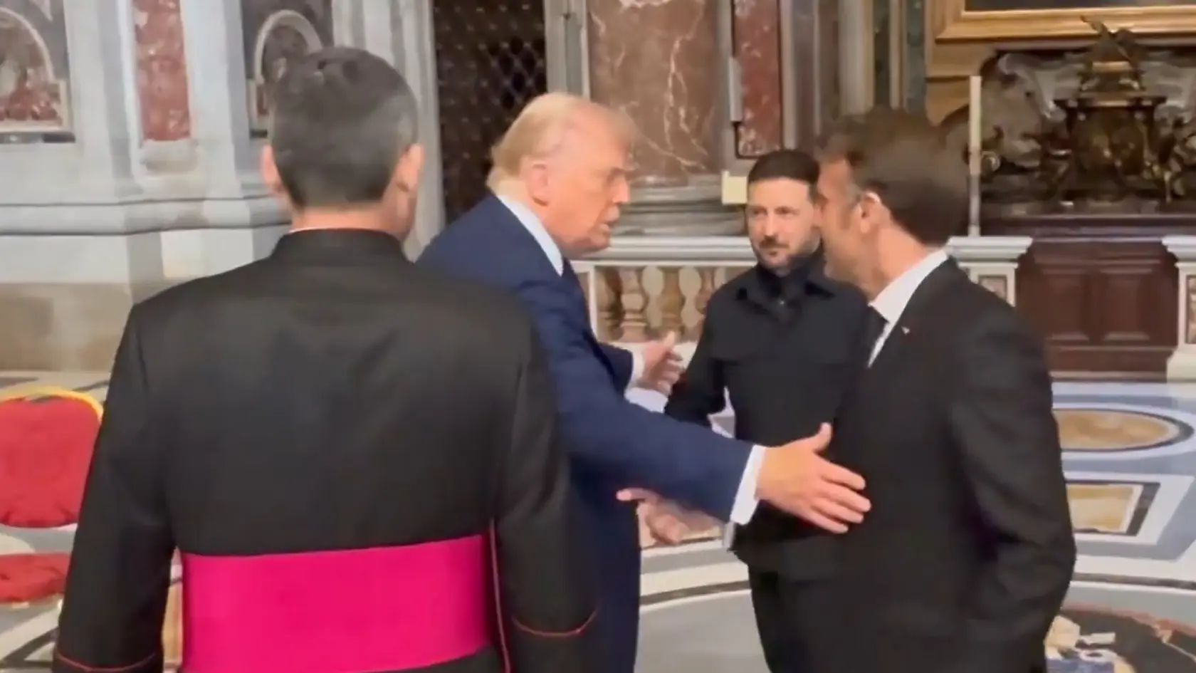 Trump ho však prísne zarazil a čosi mu povedal.