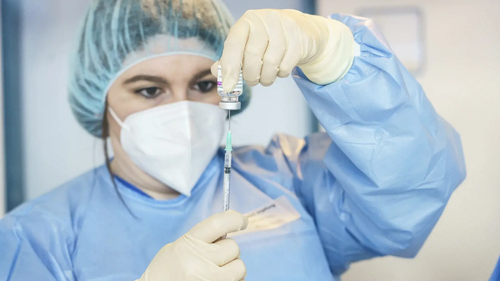 Farmaceutka pripravuje striekačku s vakcínou proti ochoreniu COVID-19 od spoločnosti AstraZeneca.