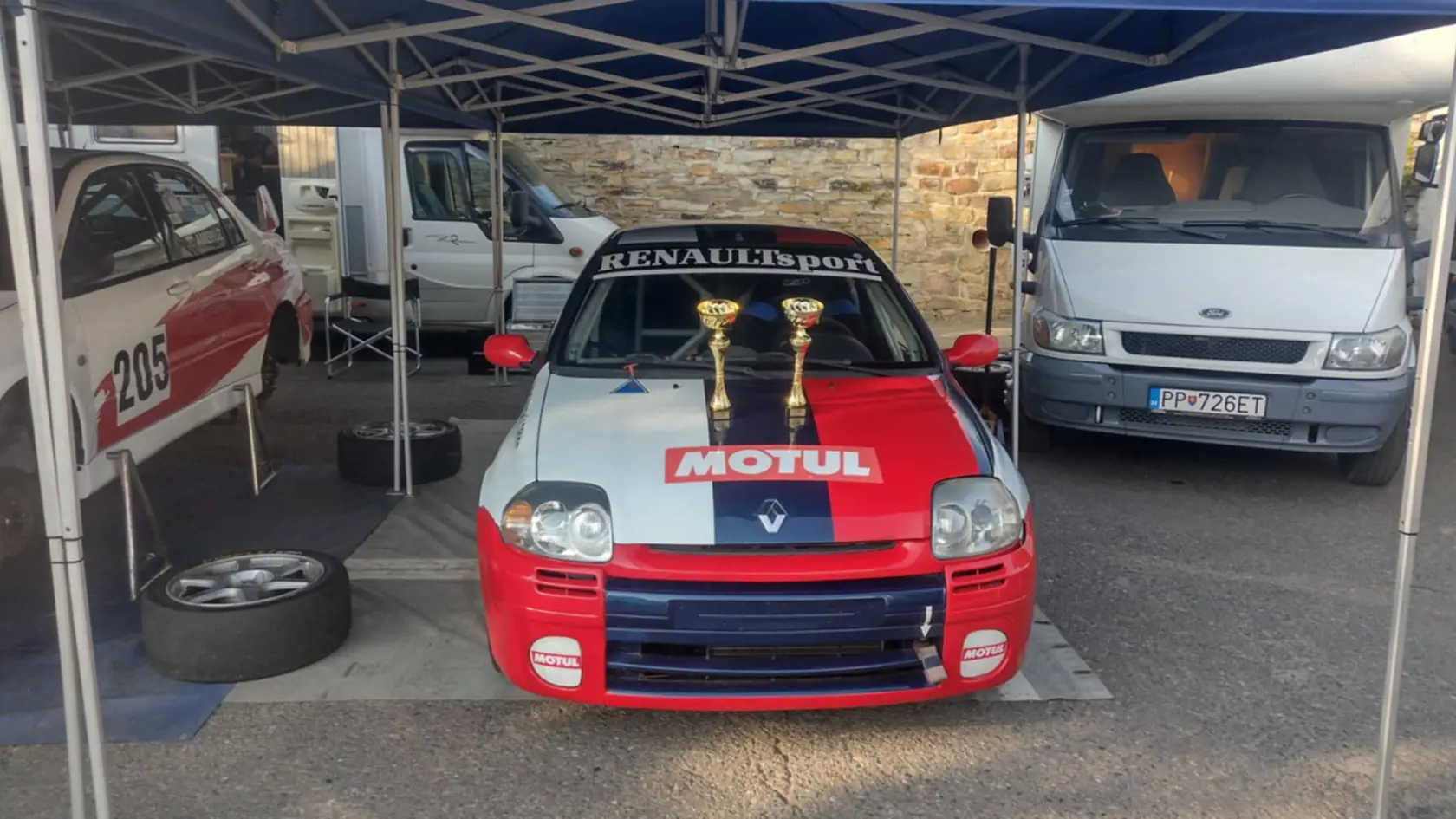 Peter, známy najmä úspechmi v automobilových pretekoch do vrchu, sa tejto vášni venoval od roku 2008. V garáži mal vystavené autá, s ktorými sa zúčastňoval na slovenských aj medzinárodných podujatiach. 