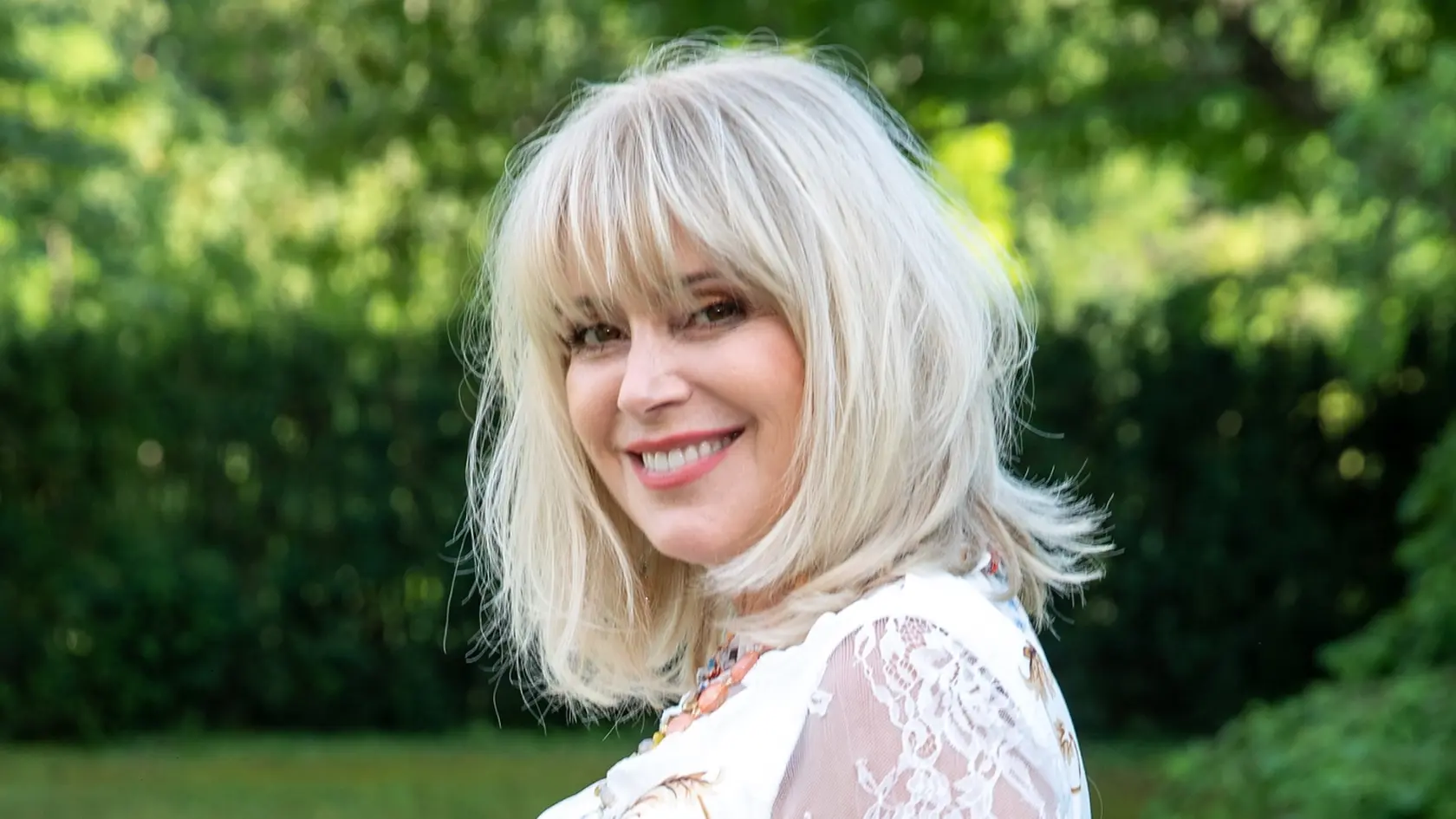 Herečka Zuzana Vačková v oslnivej bielej.