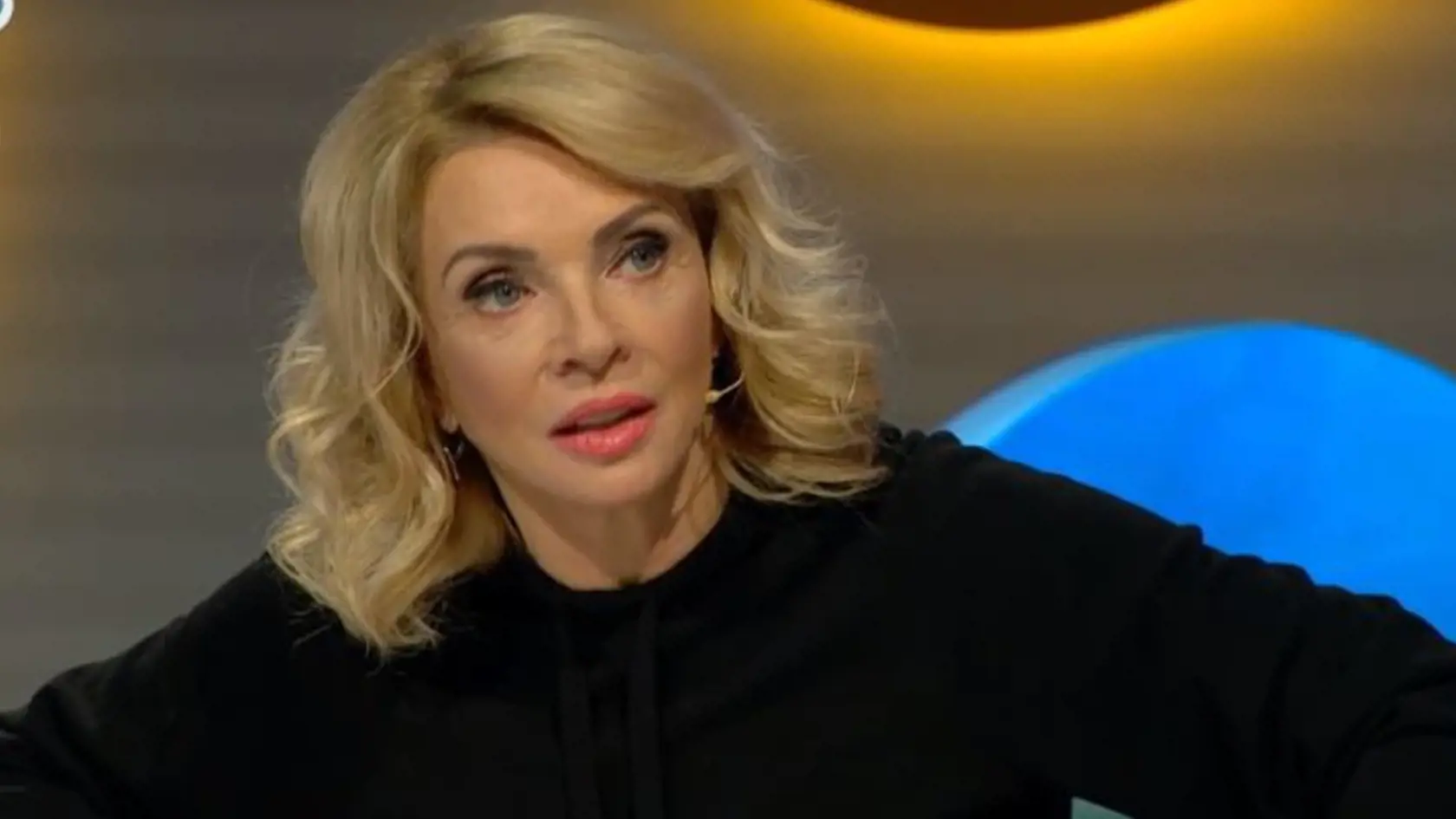 Zdena Studenková si na natáčanie obliekla športovú čiernu mikinu a vyzerala super.