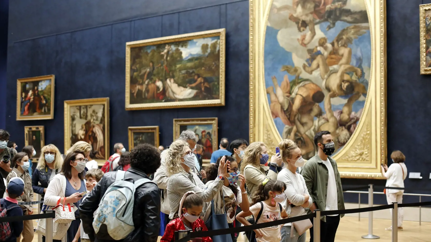 KK32 Paríž - Návštevníci si pozerajú obraz Mona Líza od Leonarda da Vinciho počas znovuotvorenia múzea Louvre v Paríži 6. júla 2020. Parížsky Louvre, najnavštevovanejšie múzeum na svete, otvoril v pondelok väčšinu svojich expozícií po štvormesačnej prestávke spôsobenej pandémiou koronavírusu. Návštevníci budú musieť mať na tvári rúška a ich počet bude obmedzený. Vstupenky si bude potrebné vopred zarezervovať. FOTO TASR/AP
Visitors watch the Leonardo da Vinci's painting Mona Lisa, in Paris, Monda