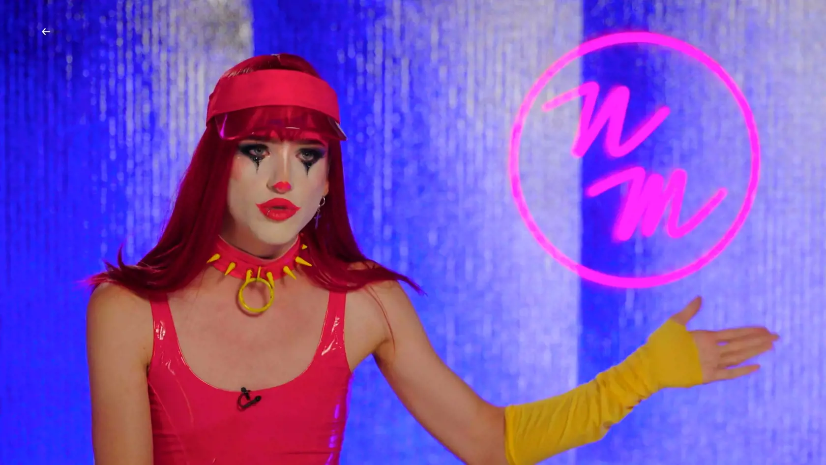 Slaytiiina na v stredu nahodila no klaunovského outfitu.