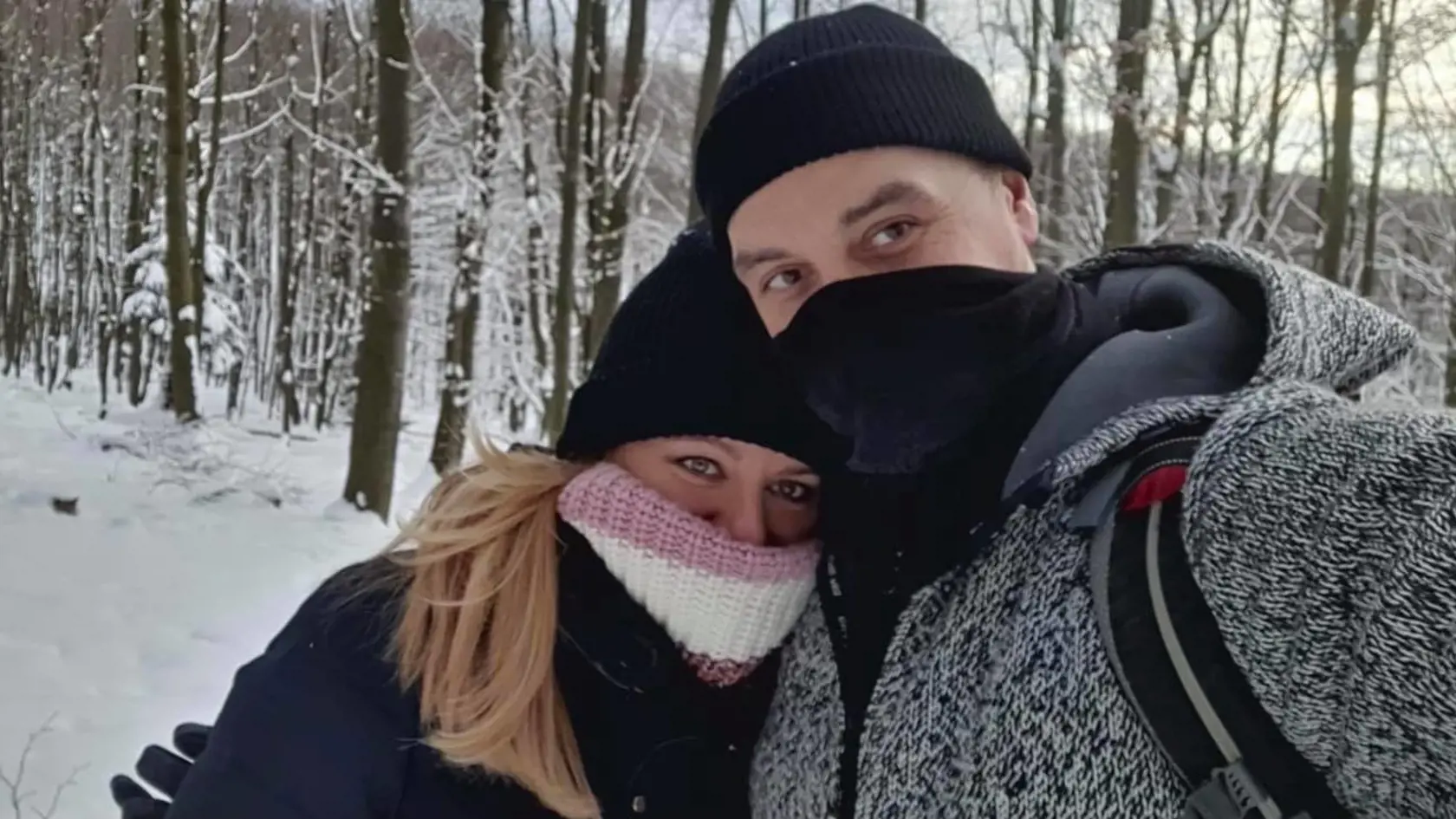 Zuzana Čaputová na prechádzke v lese so svojim partnerom Jurajom Rizmanom.