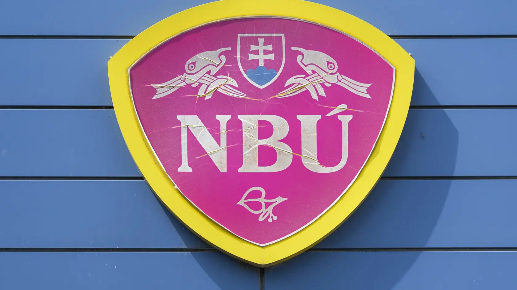 Na snímke tabuľa s nápisom na budove, v ktorej sídli Národný bezpečnostný úrad (NBÚ) na Budatínskej ulici v Bratislave 16. júla 2020. FOTO TASR - Jaroslav Novák
