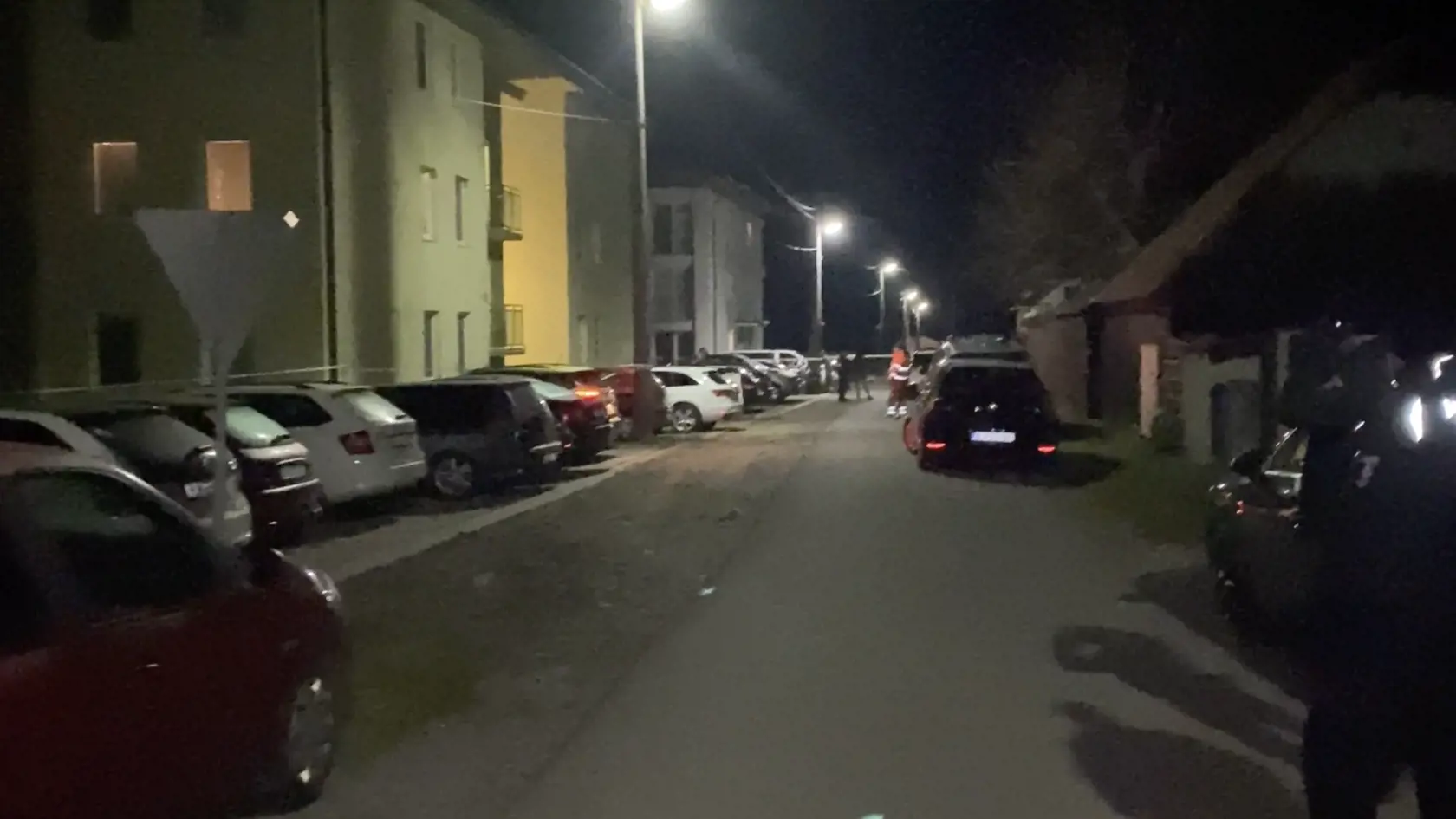 Ulica hrôzy. V Rokytove pri Bardejove, v prvom bytovom dome vľavo na fotografii, na prízemí, policajt zastrelil iba mesačné bábätko a potom zbraň obrátil proti sebe.