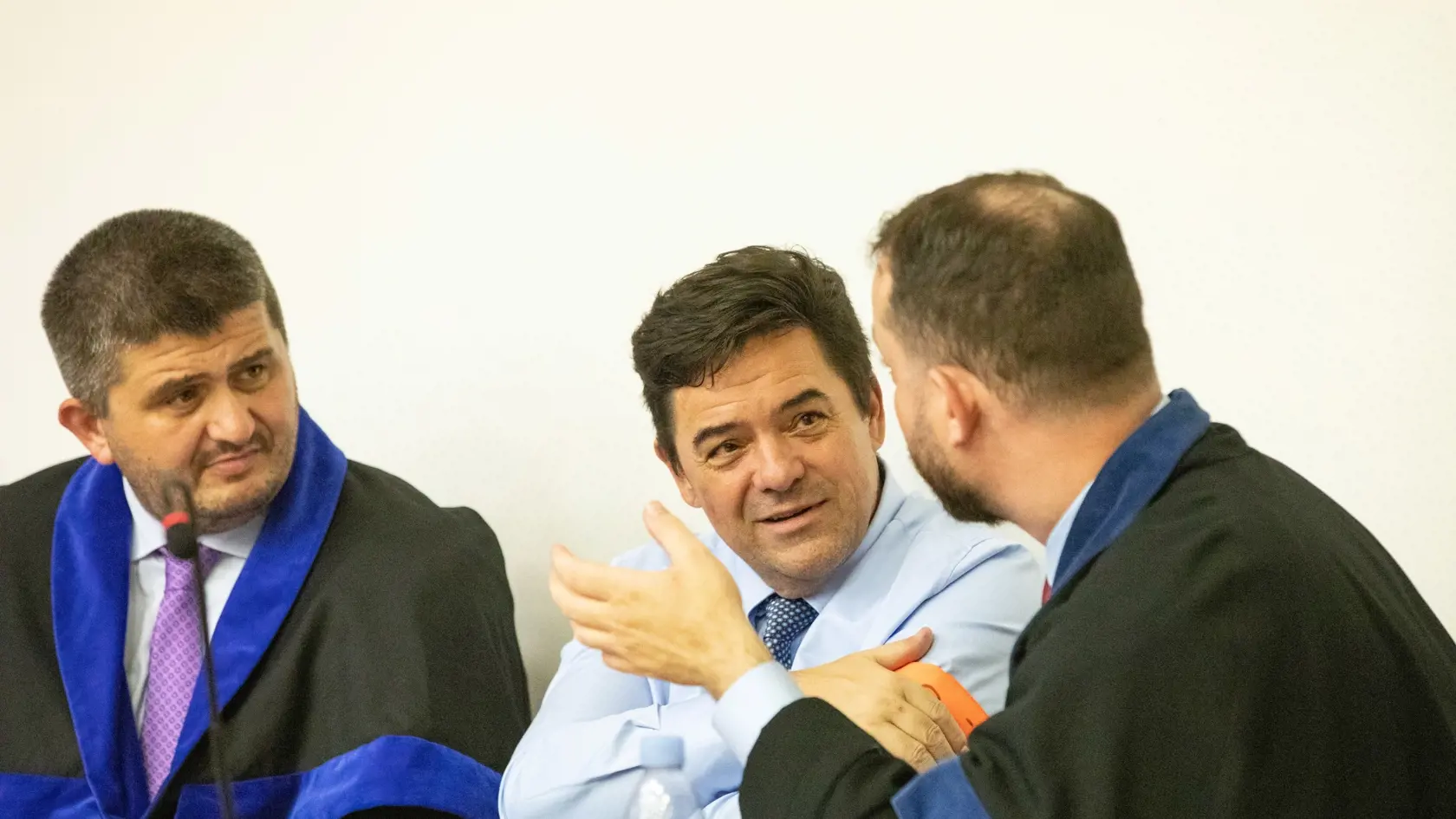 Na fotkách sú učastníci siedmeho pojednávania v kauze Zmenky. Prvý bol vypočutý obžalovaný Marian Kočner. Druhý vypočutý ako svedok Peter Tóth. Na fotke je Marian Kočner Marek Para a Michal Mandzák.