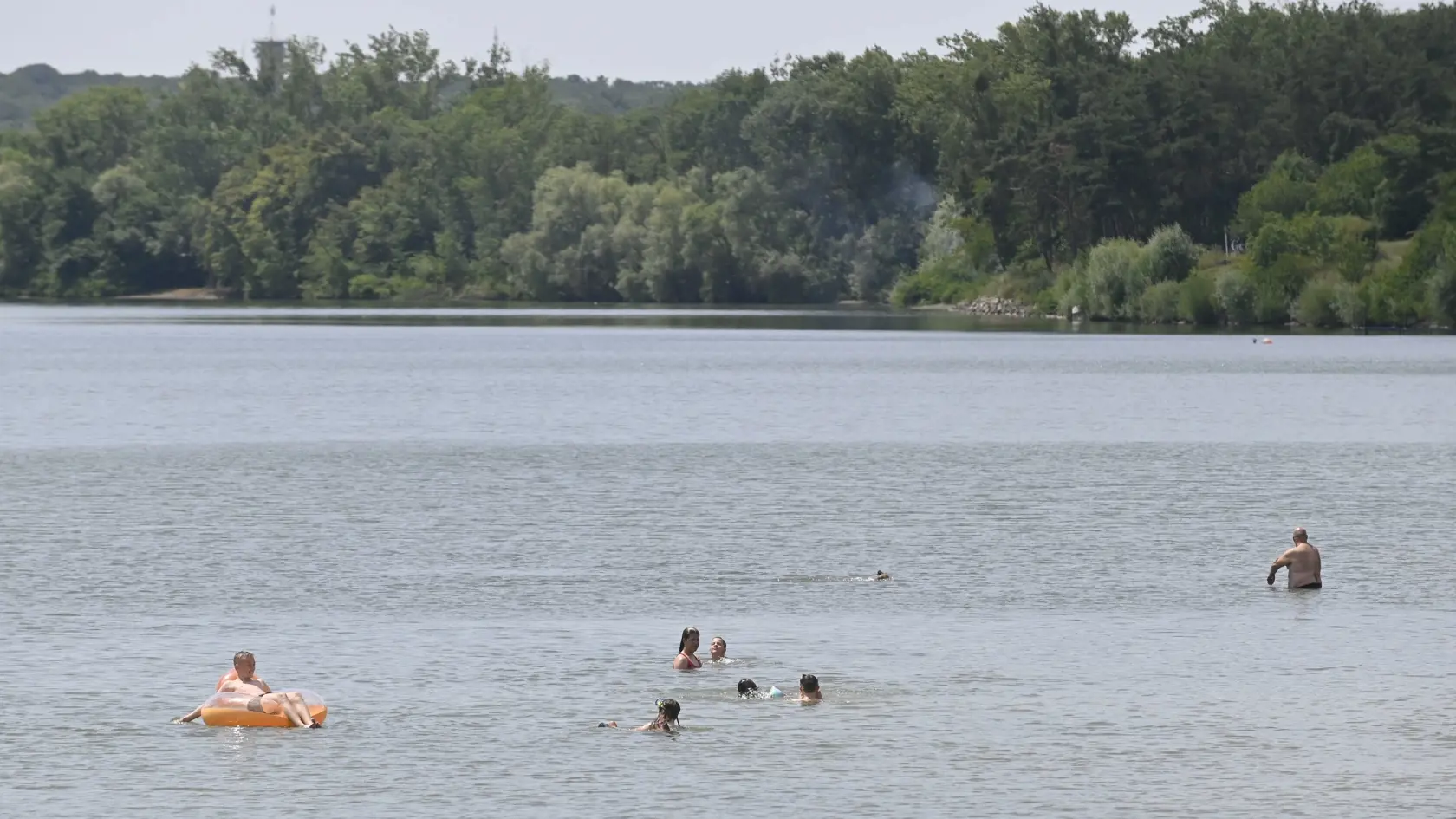 Na snímke rekreanti sa kúpu v rekreačnom stredisku Lúč na Zemplínskej Šírave 10. júla 2023. FOTO TASR - Roman Hanc