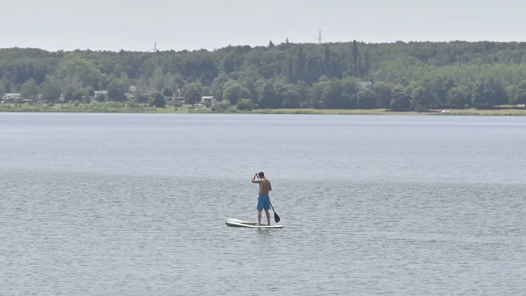 Na snímke muž na paddleboarde v rekreačnom stredisku Lúč na Zemplínskej Šírave 10. júla 2023. FOTO TASR - Roman Hanc