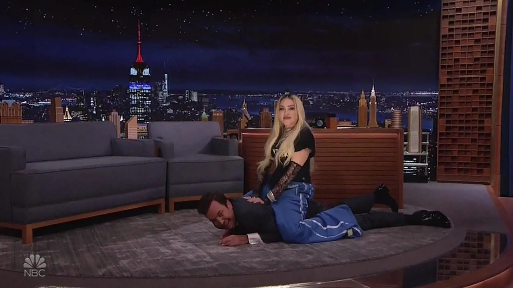 Speváčka Madonna spôsobila v The Tonight Show v Los Angeles nemalý chaos. Provokatívna blondínka používala v rozhovore veľmi hrubý a vulgárny slang a moderátora si dokonca aj „osedlala“, keď si v priamom prenose sadla na jeho chrbát a predstierala jazdu na koni, zatiaľ čo moderátor ležal na zemi.