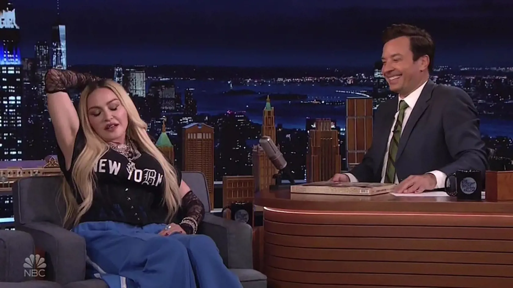 63-ročná speváčka Madonna sa objavila The Tonight Show, kde propagovala svoj nový album. Jej vystúpenie však bolo plné vulgárnosti a obscénneho vystupovania.