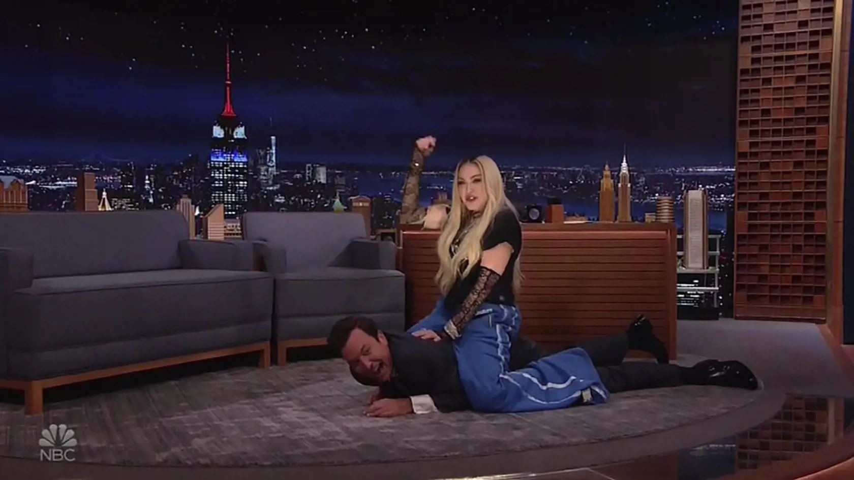 Speváčka Madonna spôsobila v The Tonight Show v Los Angeles nemalý chaos. Provokatívna blondínka používala v rozhovore veľmi hrubý a vulgárny slang a moderátora si dokonca aj „osedlala“, keď si v priamom prenose sadla na jeho chrbát a predstierala jazdu na koni, zatiaľ čo moderátor ležal na zemi.