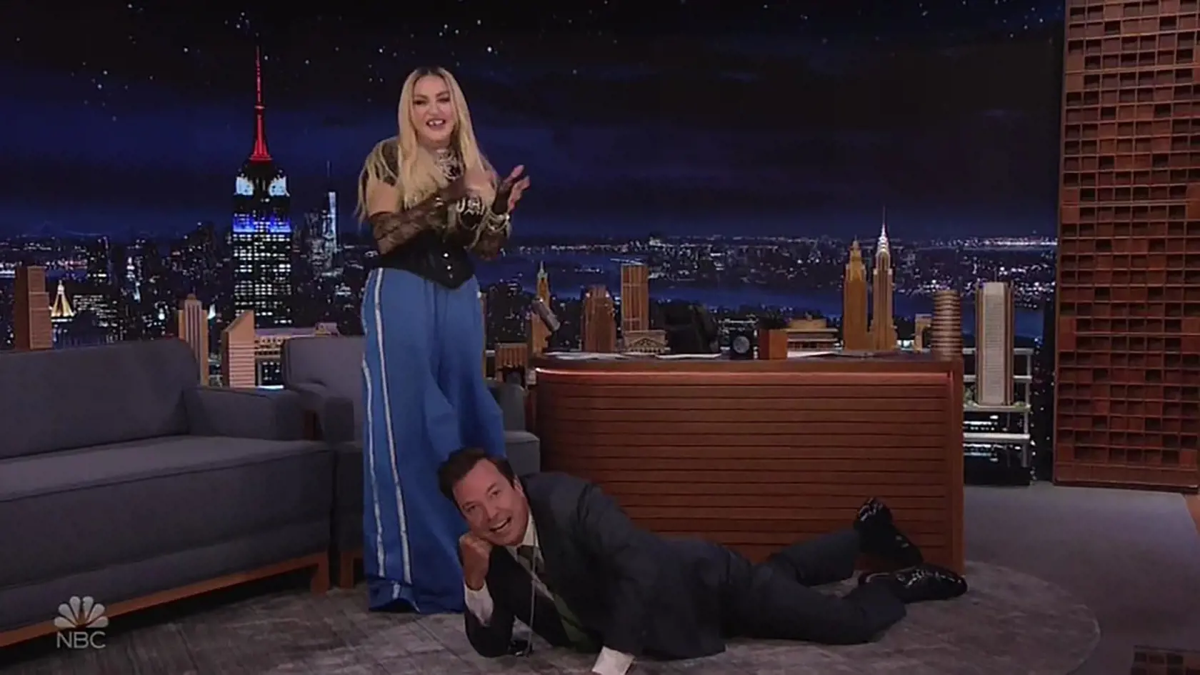 Speváčka Madonna spôsobila v The Tonight Show v Los Angeles nemalý chaos. Provokatívna blondínka používala v rozhovore veľmi hrubý a vulgárny slang a moderátora si dokonca aj „osedlala“, keď si v priamom prenose sadla na jeho chrbát a predstierala jazdu na koni, zatiaľ čo moderátor ležal na zemi.