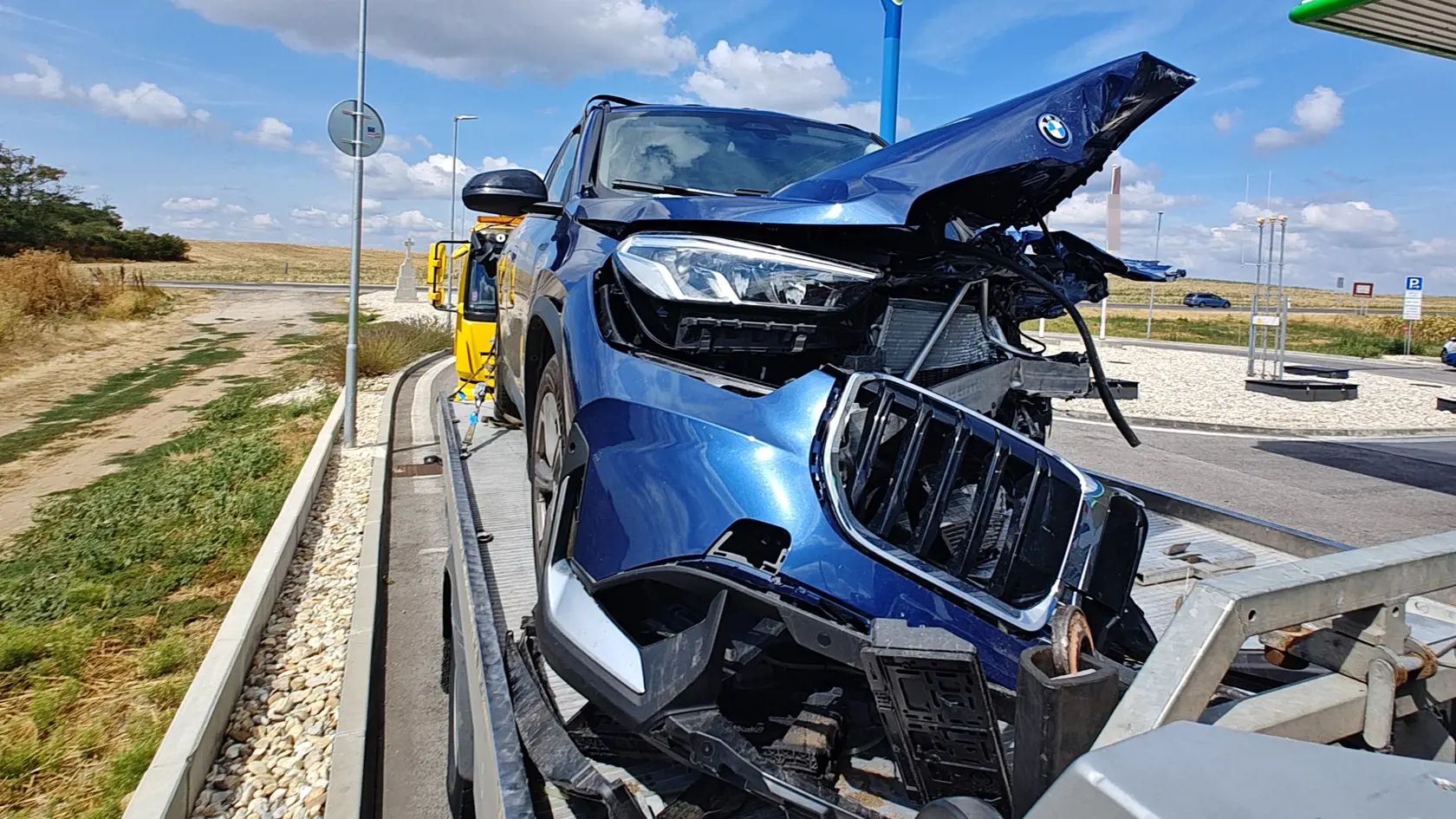 Viaceré autá sa zrazili pri diaľnici D1 za obcou Blatné. Na mieste zasahoval aj vrtuľník a čelná zrážka si vyžiadala jednu obeť a troch zranených. Medzi zranenými je aj dieťa.