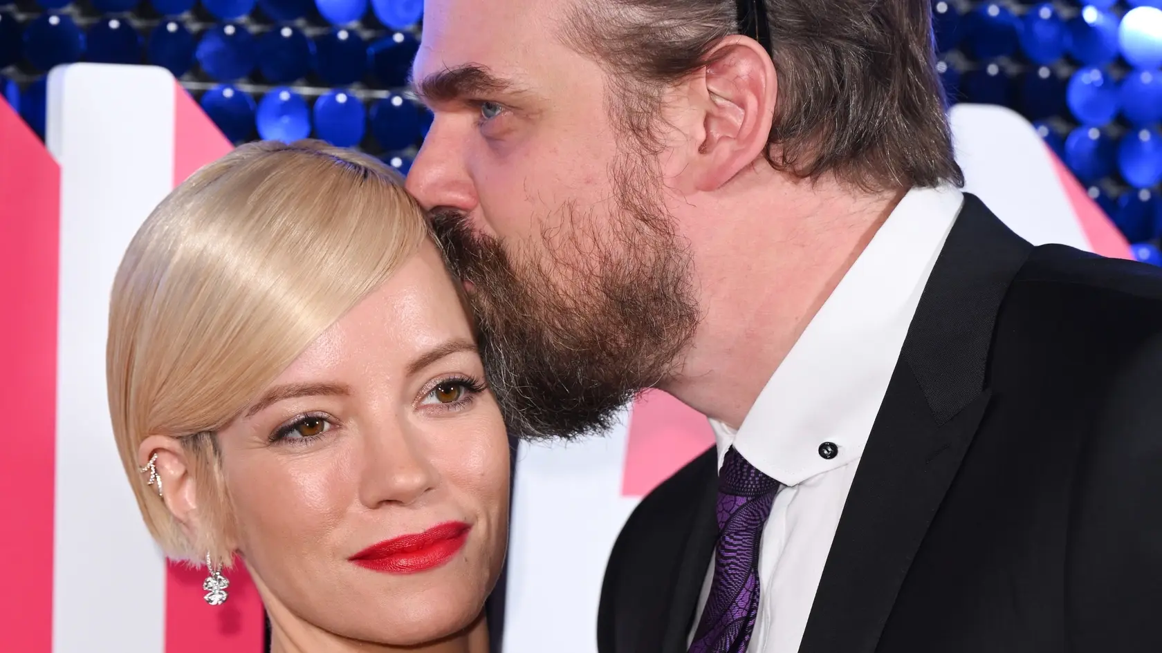 Speváčka Lily Allen a herec David Harbour sa rozvádzajú.