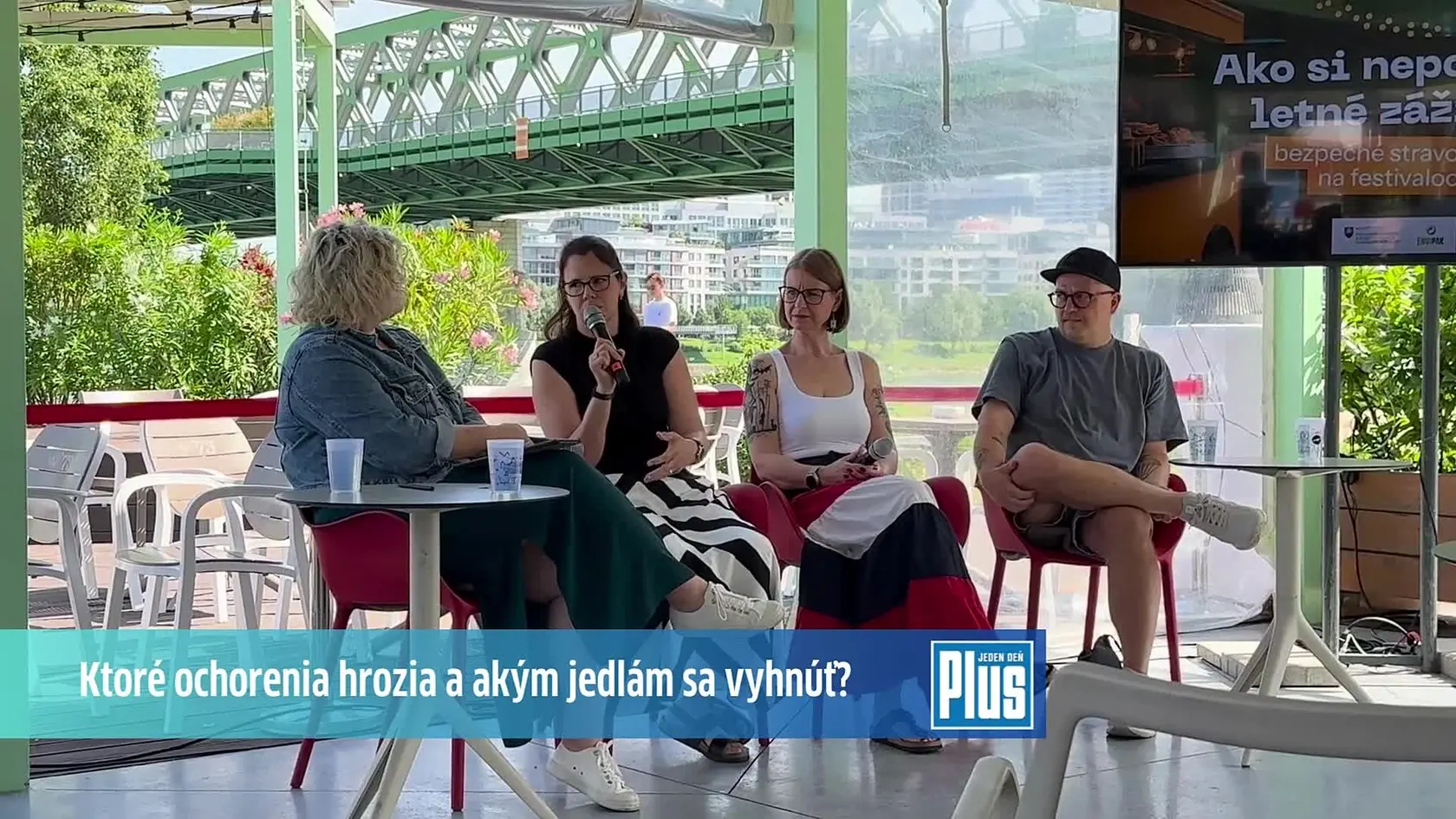 Základom je aj vlastná zodpovednosť. „Odporúčam pozerať sa pri príprave jedla kuchárovi na ruky," radí Petra Vanková, riaditeľka odboru bezpečnosti potravín a výživy Ministerstva pôdohospodárstva a rozvoja vidieka SR.