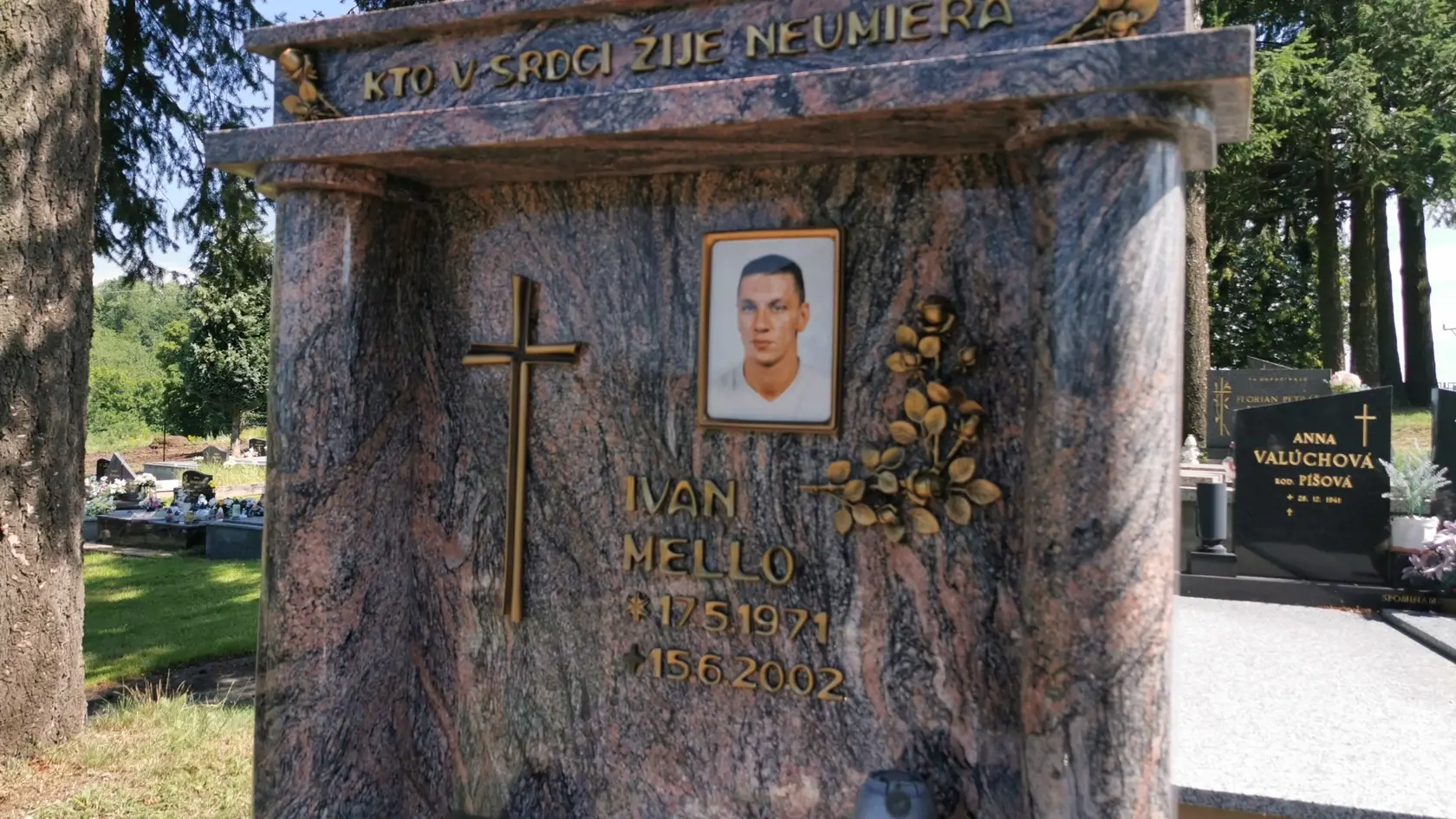 Vodič, ktorý nehodu zavinil vycúval na hlavnú cestu po ktorej práve šiel Ivan Mello na Mitsubishi Pajero. Ivan zomrel na mieste, jeho spolujazdkyňa Jana z Handlovej zomrela o dve hodiny v nemocnici.