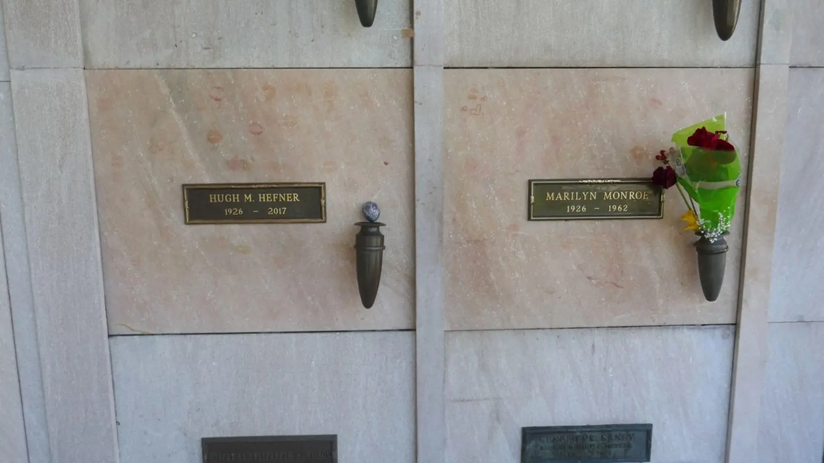 Marilyn Monroe je pochovaná v Los Angeles na cintoríne Pierce Brothers Westwood Village Memorial Park hneď vedľa zakladateľa slávneho pánskeho časopisu Playboy Hugha Hefnera.