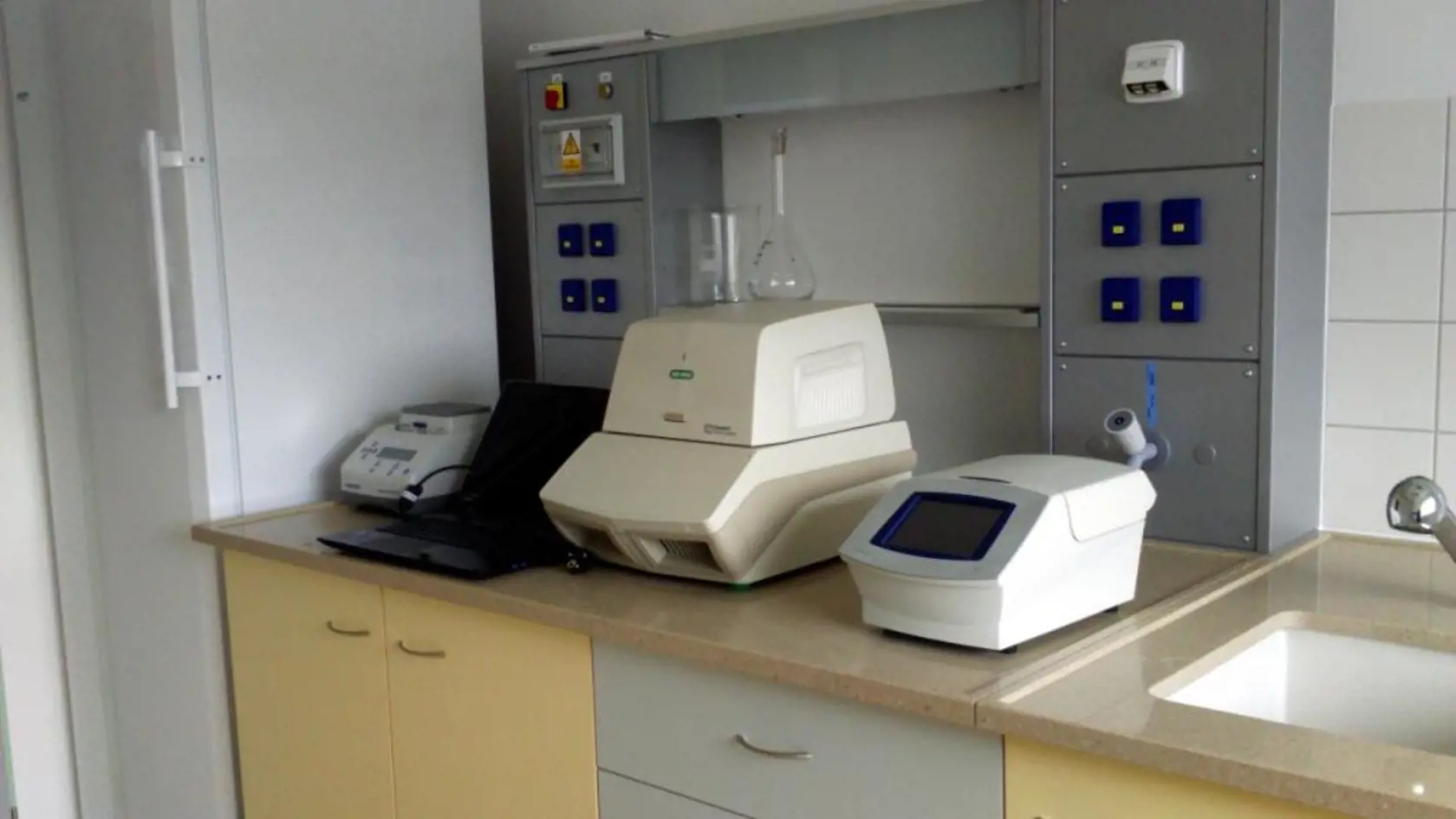 Biotechnologické laborátoriá SAV v Šarišských Michaľanoch. Za prísnej čistoty tu testujú  vakcíny či liečivá.