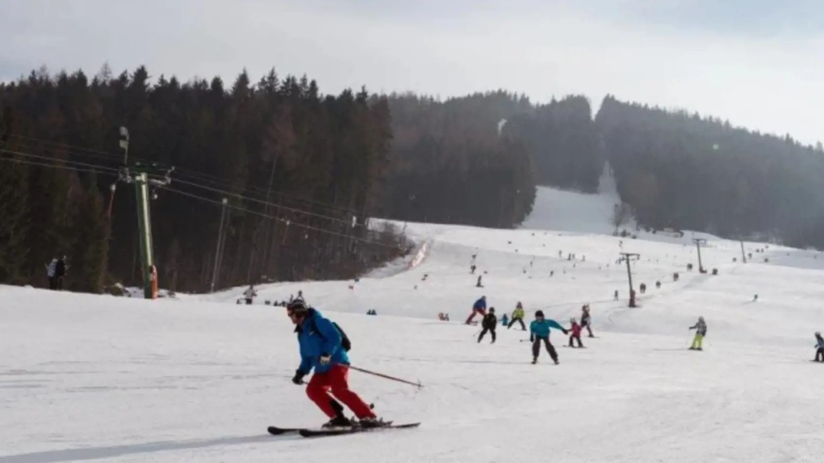 Malé lyžiarske strediská nie sú preplnené ľuďmi.