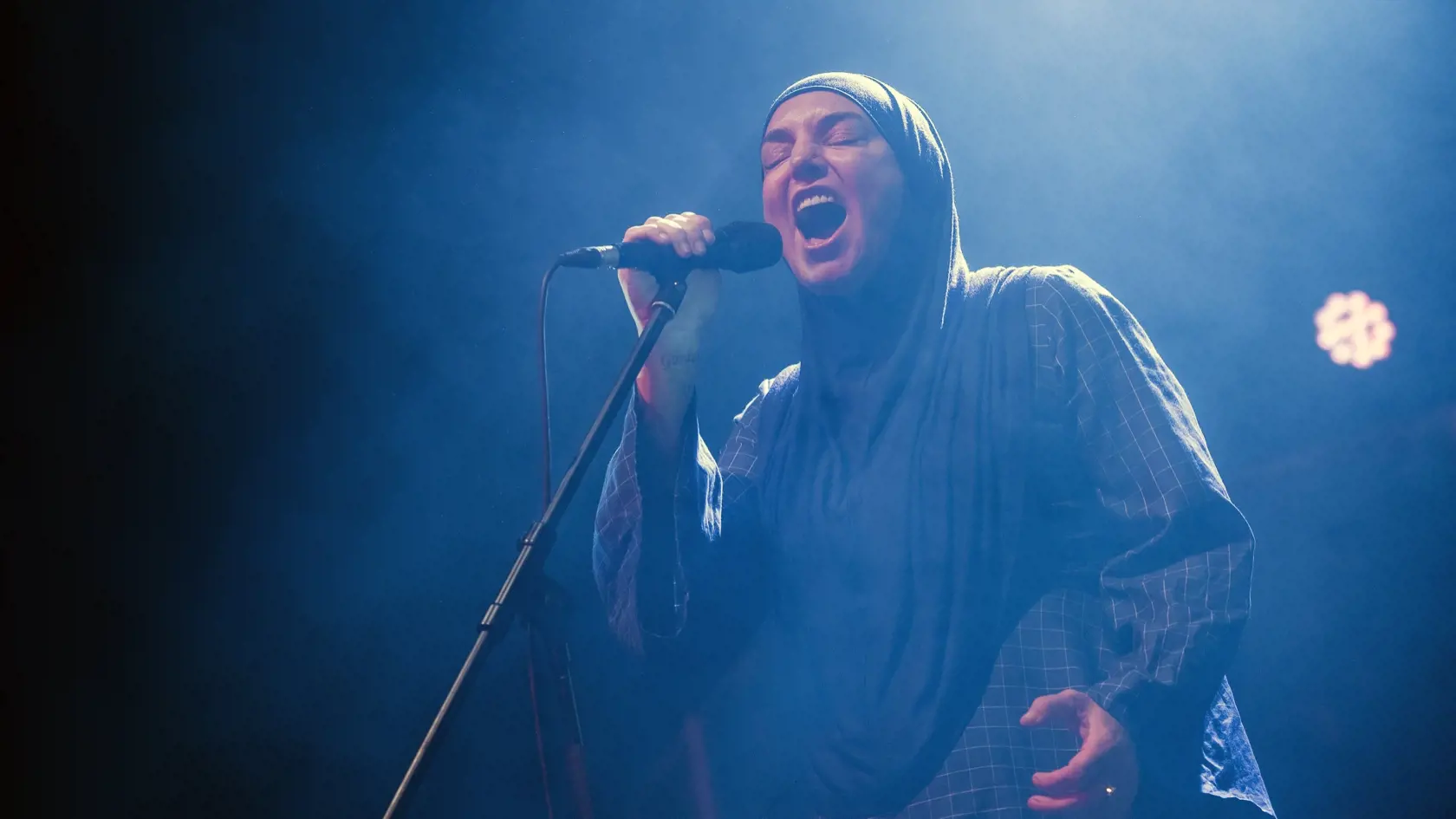 Na archívnej snímke z 9. decembra 2019 írska speváčka Sinéad O'Connor vystupuje v Budapešti.